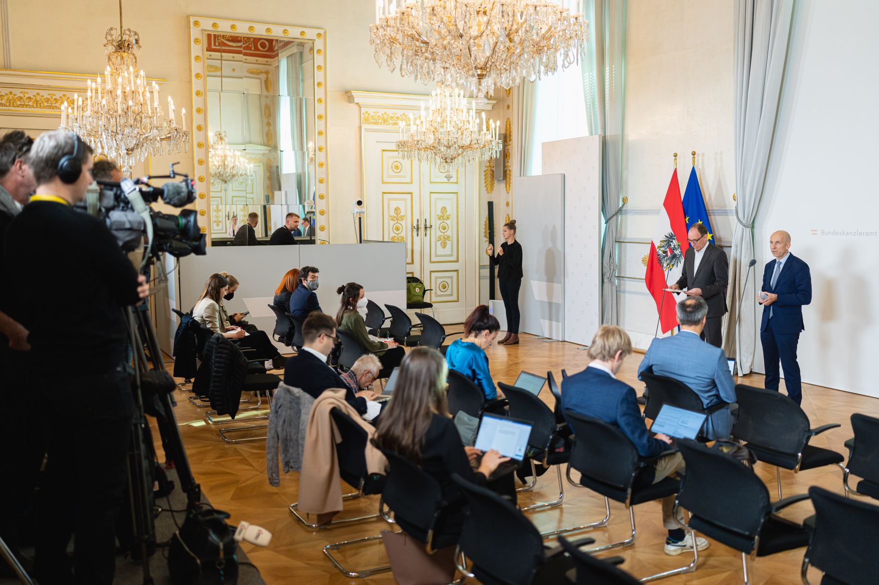 Am 05. Oktober 2022 nahmen Bundesminister Martin Kocher (r.) und Bundesminister Johannes Rauch (l.) am Doorstep vor dem Ministerrat teil.