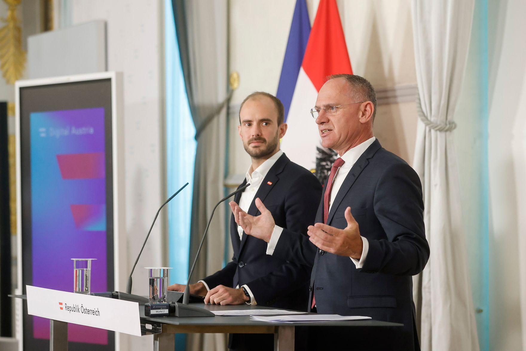 Am 19. Oktober 2022 nahmen Bundesminister Gerhard Karner (r.) und Staatssekret&auml;r Florian Tursky (l.) am Pressefoyer nach dem Ministerrat teil. Im Bild bei der Pr&auml;sentation des digitalen F&uuml;hrerscheins.