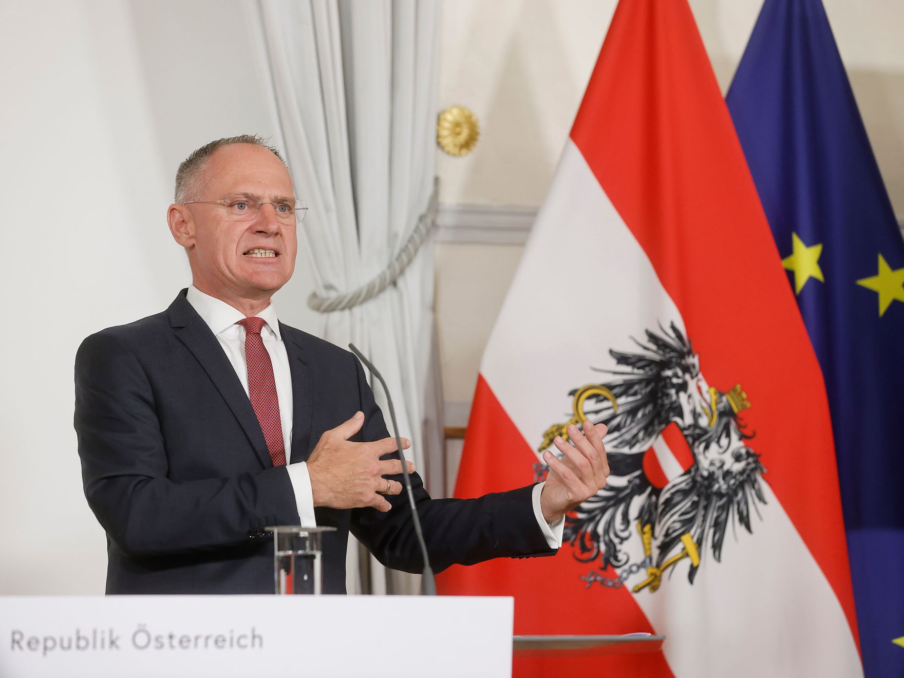 Am 19. Oktober 2022 nahmen Bundesminister Gerhard Karner (im Bild) und Staatssekret&auml;r Florian Tursky am Pressefoyer nach dem Ministerrat teil. Im Bild bei der Pr&auml;sentation des digitalen F&uuml;hrerscheins.