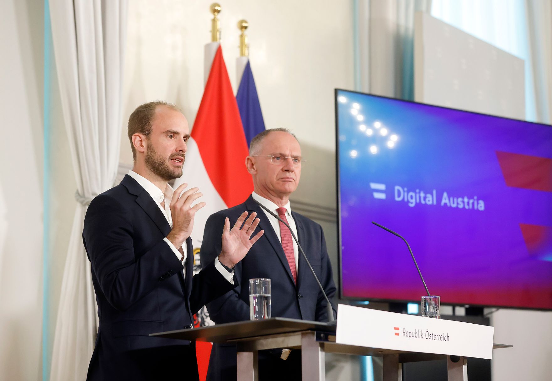 Am 19. Oktober 2022 nahmen Bundesminister Gerhard Karner (r.) und Staatssekret&auml;r Florian Tursky (l.) am Pressefoyer nach dem Ministerrat teil. Im Bild bei der Pr&auml;sentation des digitalen F&uuml;hrerscheins.