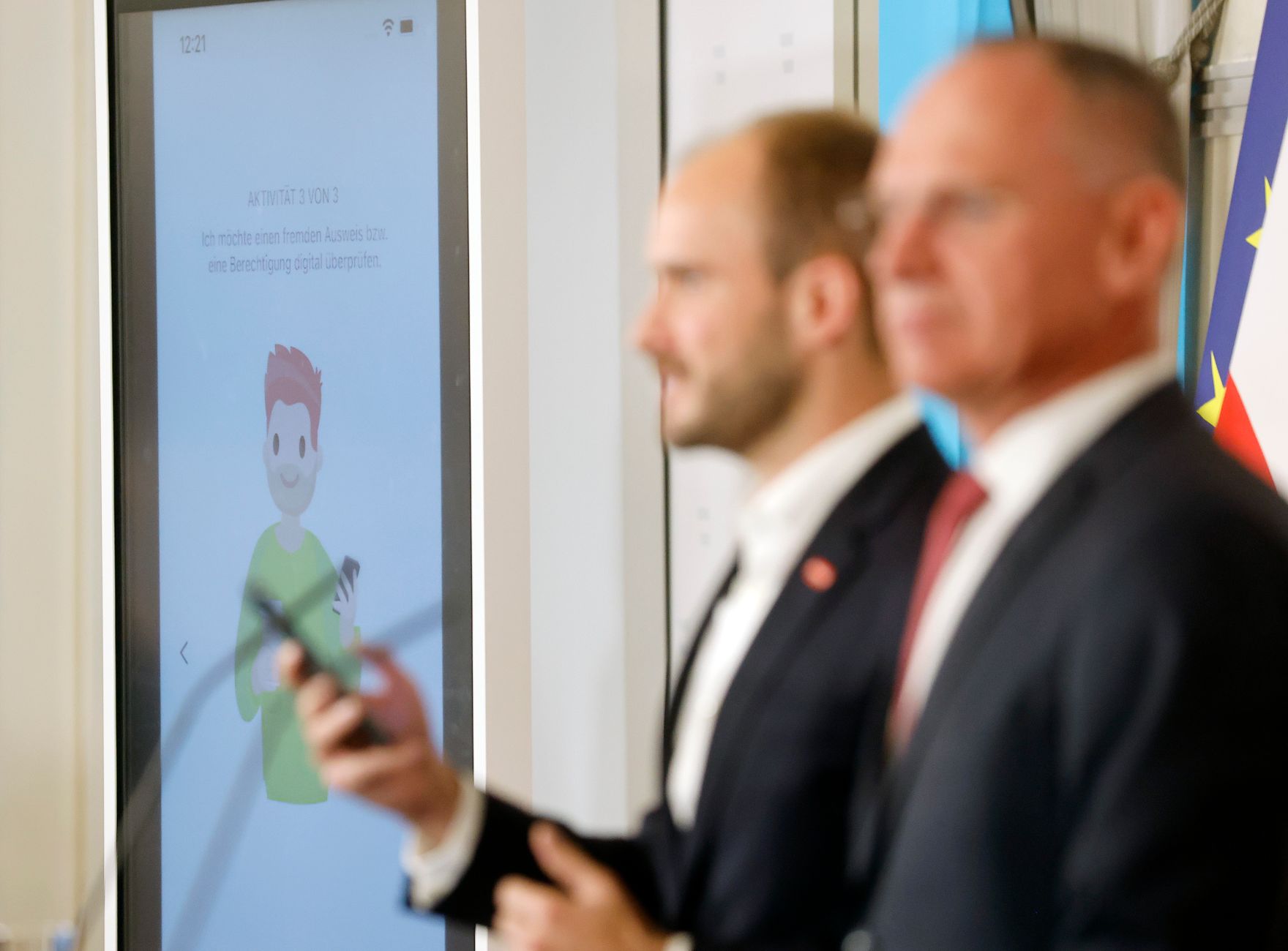 Am 19. Oktober 2022 nahmen Bundesminister Gerhard Karner (r.) und Staatssekret&auml;r Florian Tursky (l.) am Pressefoyer nach dem Ministerrat teil. Im Bild bei der Pr&auml;sentation des digitalen F&uuml;hrerscheins.