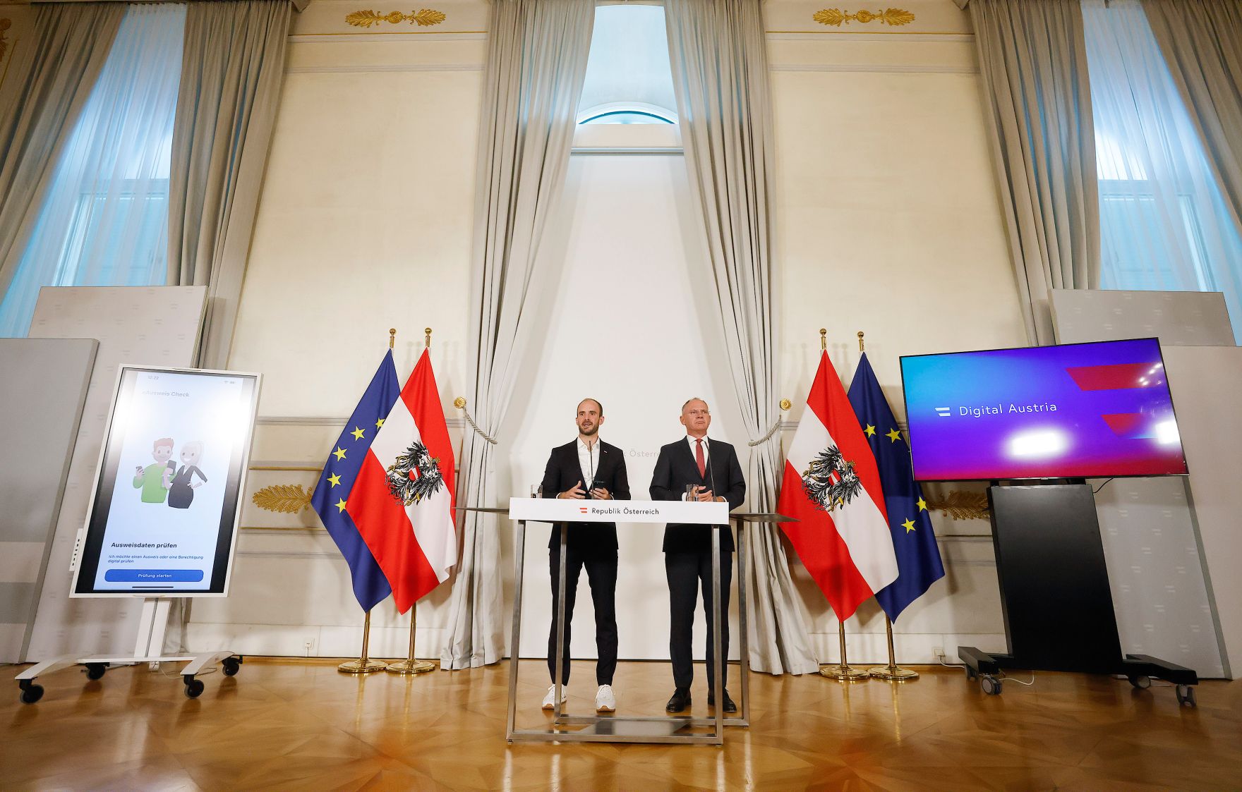 Am 19. Oktober 2022 nahmen Bundesminister Gerhard Karner (r.) und Staatssekret&auml;r Florian Tursky (l.) am Pressefoyer nach dem Ministerrat teil. Im Bild bei der Pr&auml;sentation des digitalen F&uuml;hrerscheins.