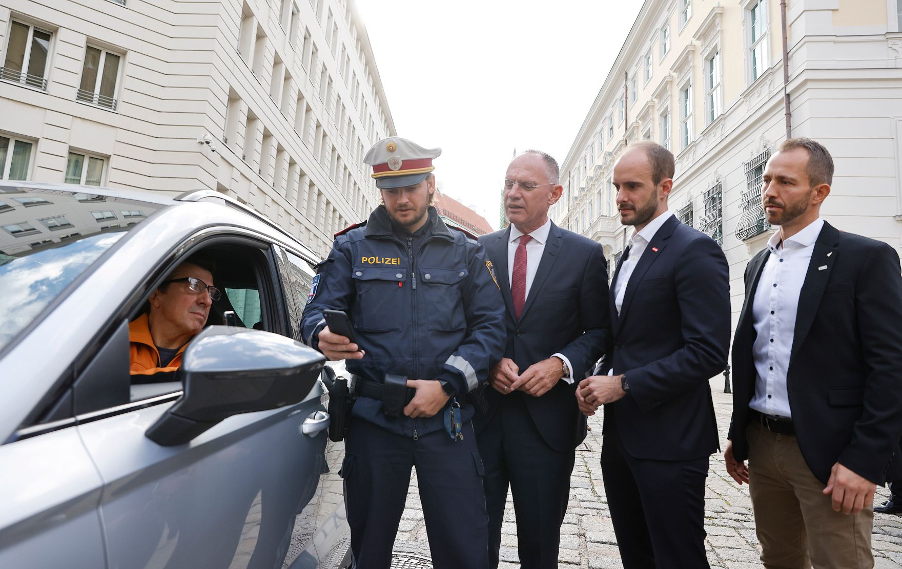 Am 19. Oktober 2022 nahmen Bundesminister Gerhard Karner (m.l.) und Staatssekret&auml;r Florian Tursky (m.r.) am Pressefoyer nach dem Ministerrat teil. Im Bild bei der Vorf&uuml;hrung des digitalen F&uuml;hrerscheins.