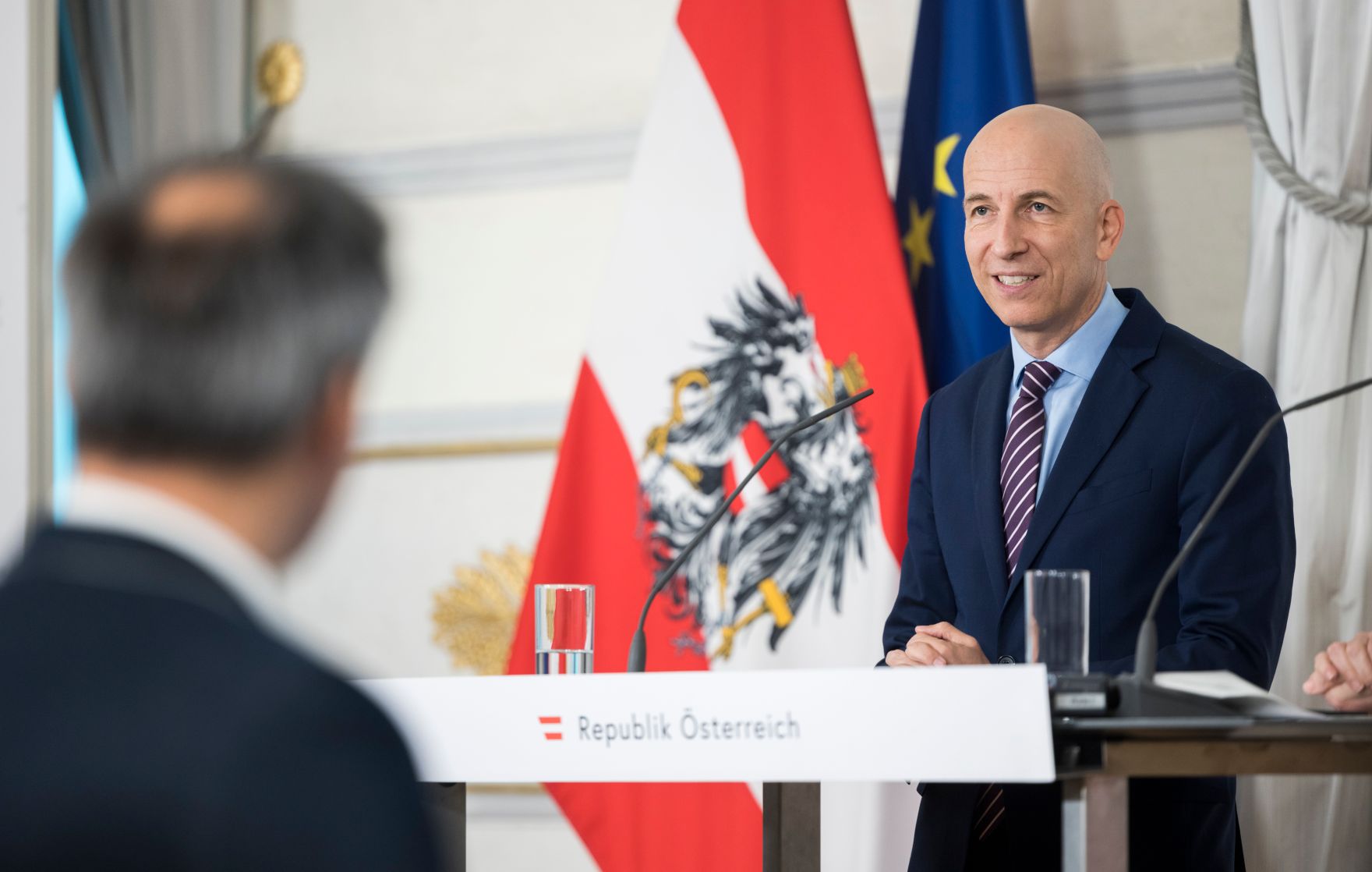 Am 2. November 2022 nahmen Bundesminister Martin Kocher (im Bild) und Bundesministerin Leonore Gewessler am Pressefoyer nach dem Ministerrat teil.