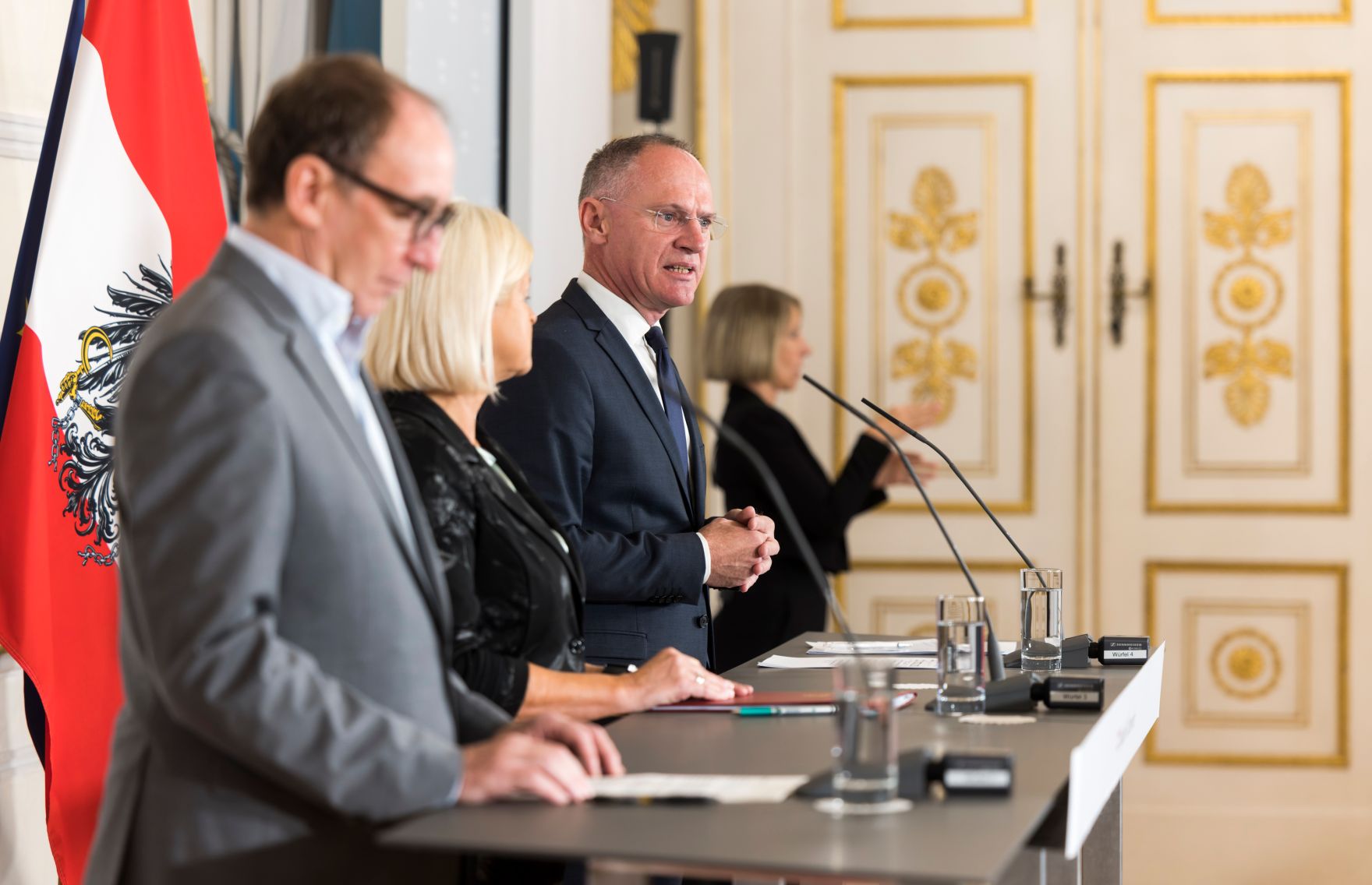 Am 8. November 2022 fand die Pressekonferenz zum Krisensicherheitsgesetz statt. Im Bild Bundesminister Johannes Rauch (l.), Bundesministerin Klaudia Tanner (m.) und Bundesminister Gerhard Karner (r.).