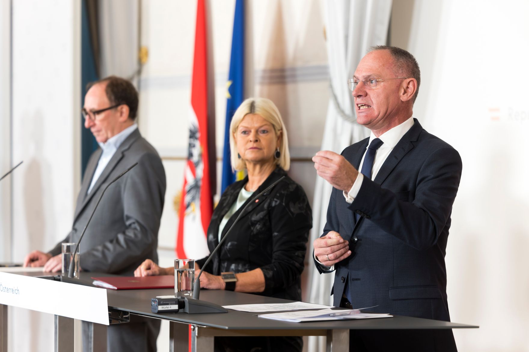 Am 8. November 2022 fand die Pressekonferenz zum Krisensicherheitsgesetz statt. Im Bild Bundesminister Johannes Rauch (l.), Bundesministerin Klaudia Tanner (m.) und Bundesminister Gerhard Karner (r.).