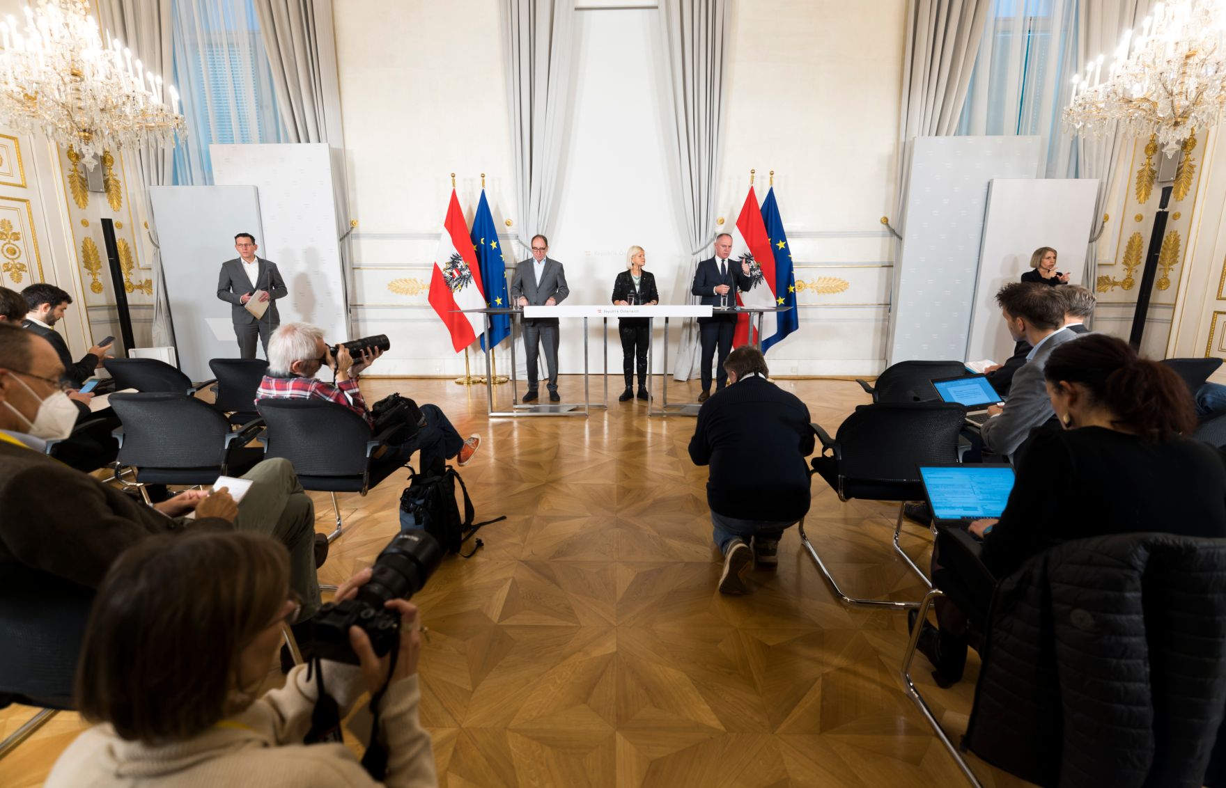 Am 8. November 2022 fand die Pressekonferenz zum Krisensicherheitsgesetz statt. Im Bild Bundesminister Johannes Rauch (l.), Bundesministerin Klaudia Tanner (m.) und Bundesminister Gerhard Karner (r.).