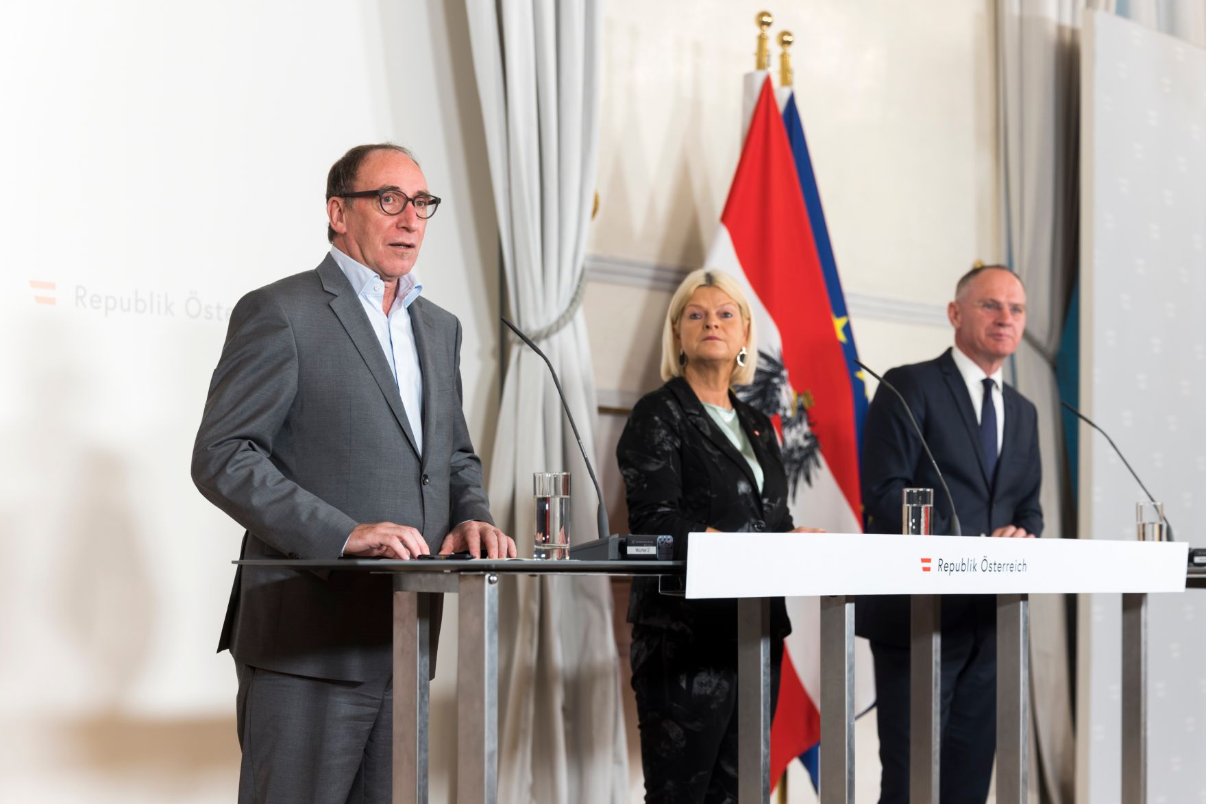 Am 8. November 2022 fand die Pressekonferenz zum Krisensicherheitsgesetz statt. Im Bild Bundesminister Johannes Rauch (l.), Bundesministerin Klaudia Tanner (m.) und Bundesminister Gerhard Karner (r.).