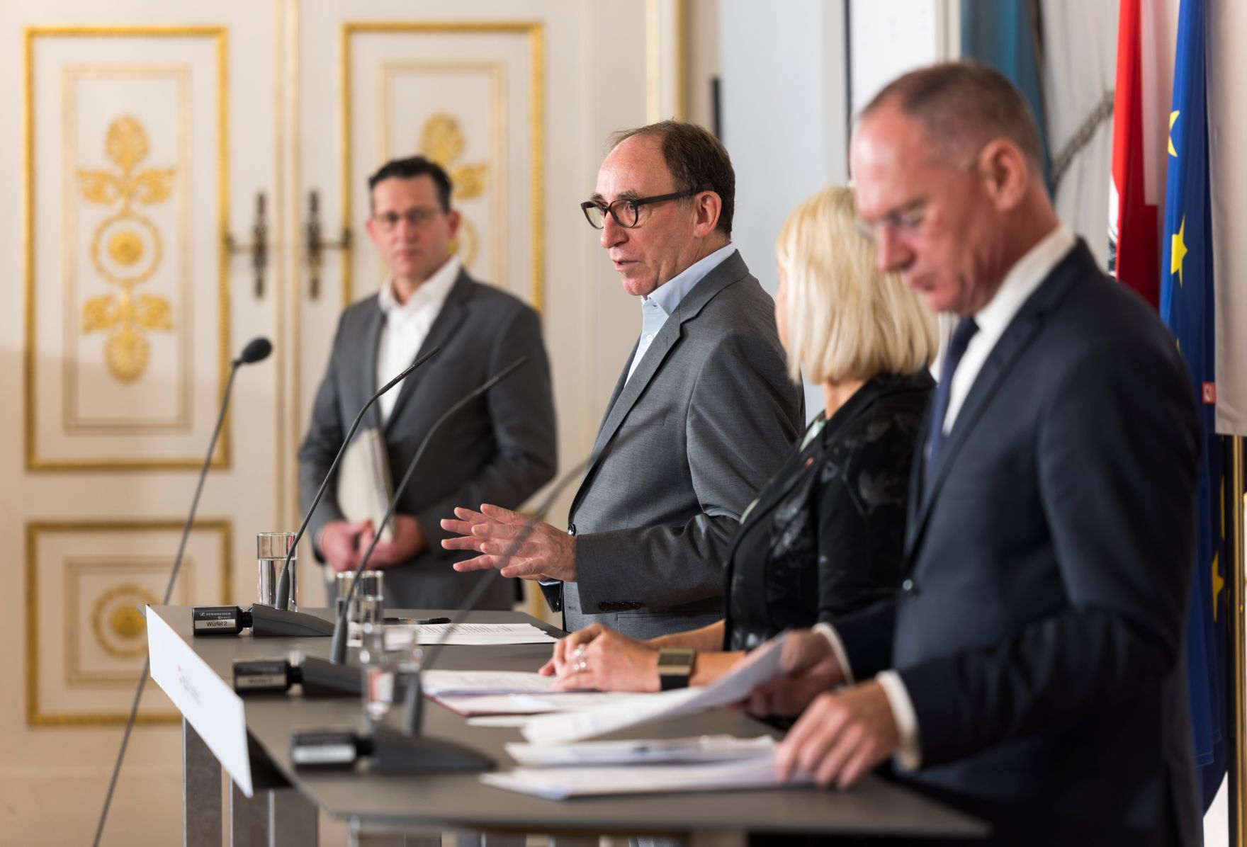 Am 8. November 2022 fand die Pressekonferenz zum Krisensicherheitsgesetz statt. Im Bild Bundesminister Johannes Rauch (l.), Bundesministerin Klaudia Tanner (m.) und Bundesminister Gerhard Karner (r.).
