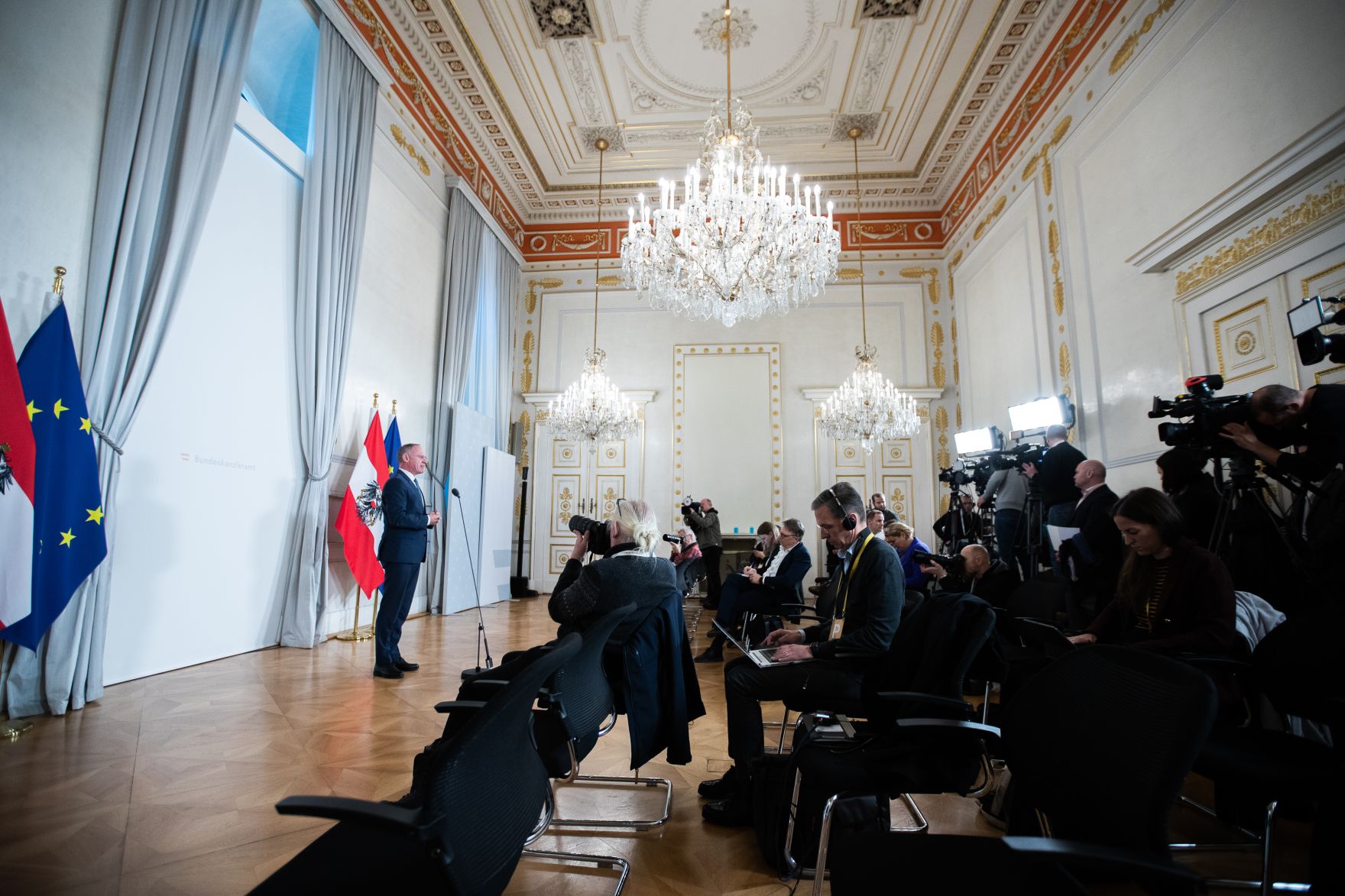 Am 23. November 2022 nahm Bundesminister Gerhard Karner (im Bild) am Doorstep vor dem Ministerrat teil.