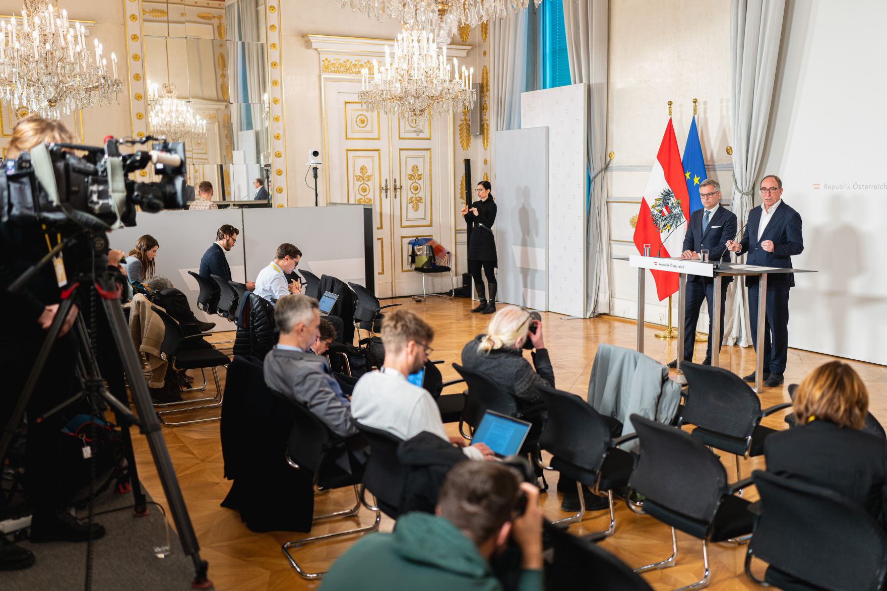 Am 14. Dezember 2022 nahmen Bundesminister Magnus Brunner (l.) und Bundesminister Johannes Rauch (r.) am Pressefoyer nach dem Ministerrat teil.