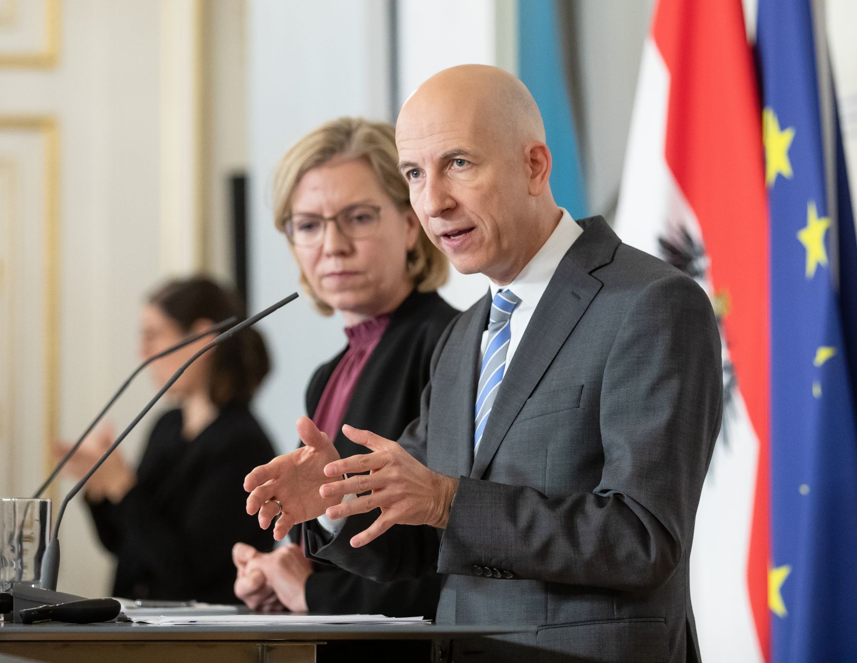 Am 22. Dezember 2022 nahmen Bundesminister Martin Kocher (r.) und Bundesministerin Leonore Gewessler (l.) an der Pressekonferenz zum Thema Unterst&uuml;tzung bei hohen Energiekosten und Energieeffizienz teil.