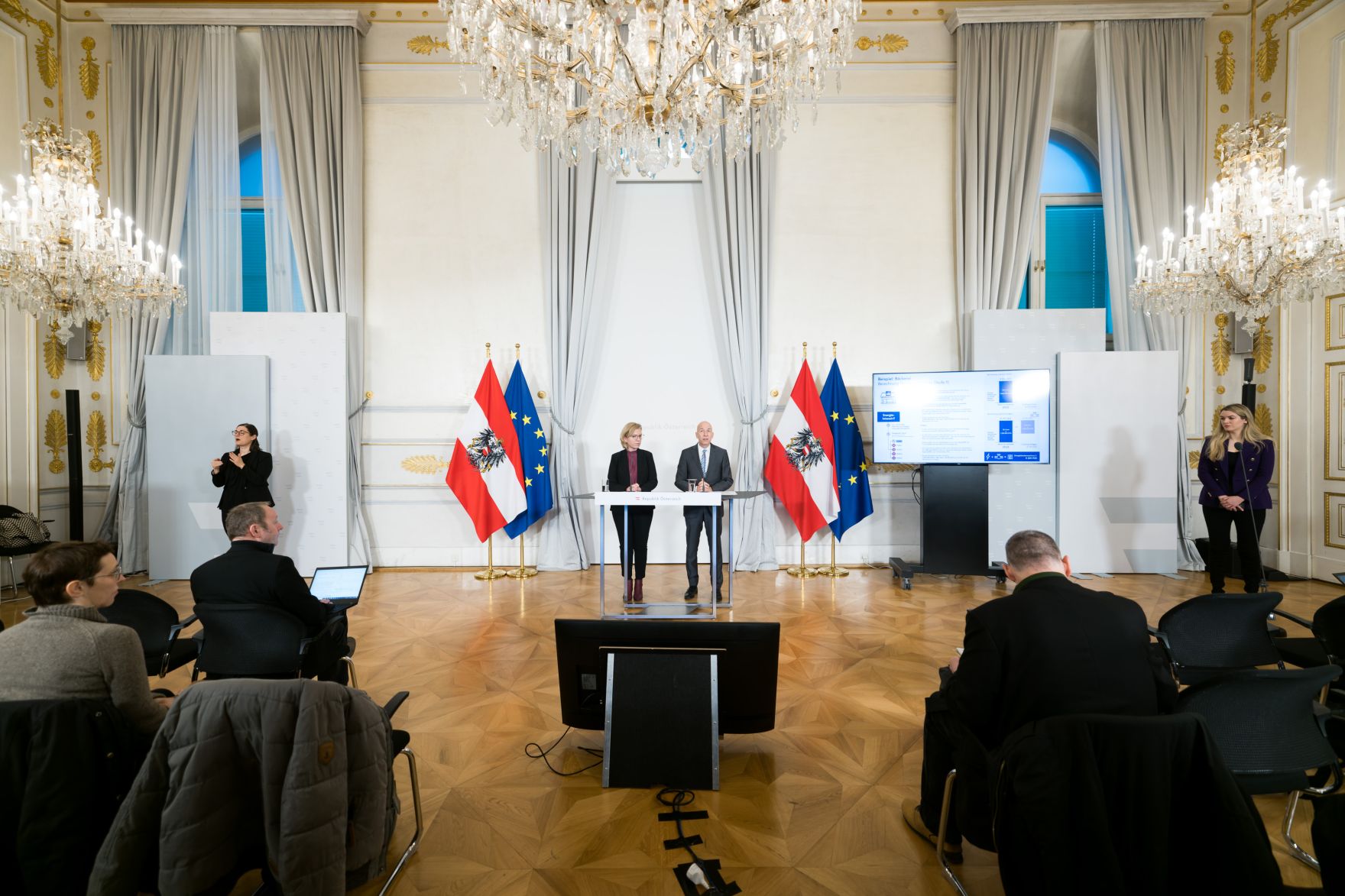 Am 22. Dezember 2022 nahmen Bundesminister Martin Kocher (r.) und Bundesministerin Leonore Gewessler (l.) an der Pressekonferenz zum Thema Unterst&uuml;tzung bei hohen Energiekosten und Energieeffizienz teil.