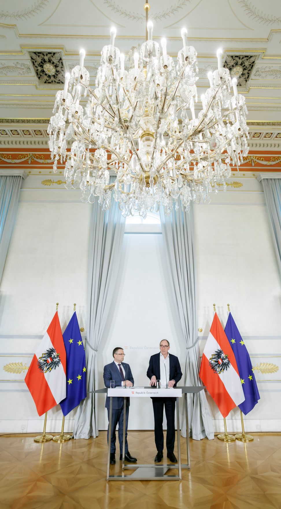Am 22. M&auml;rz 2023 nahmen Bundesminister Johannes Rauch (r.) und Klubobmann August W&ouml;ginger (l.) am Pressefoyer nach dem Ministerrat teil.