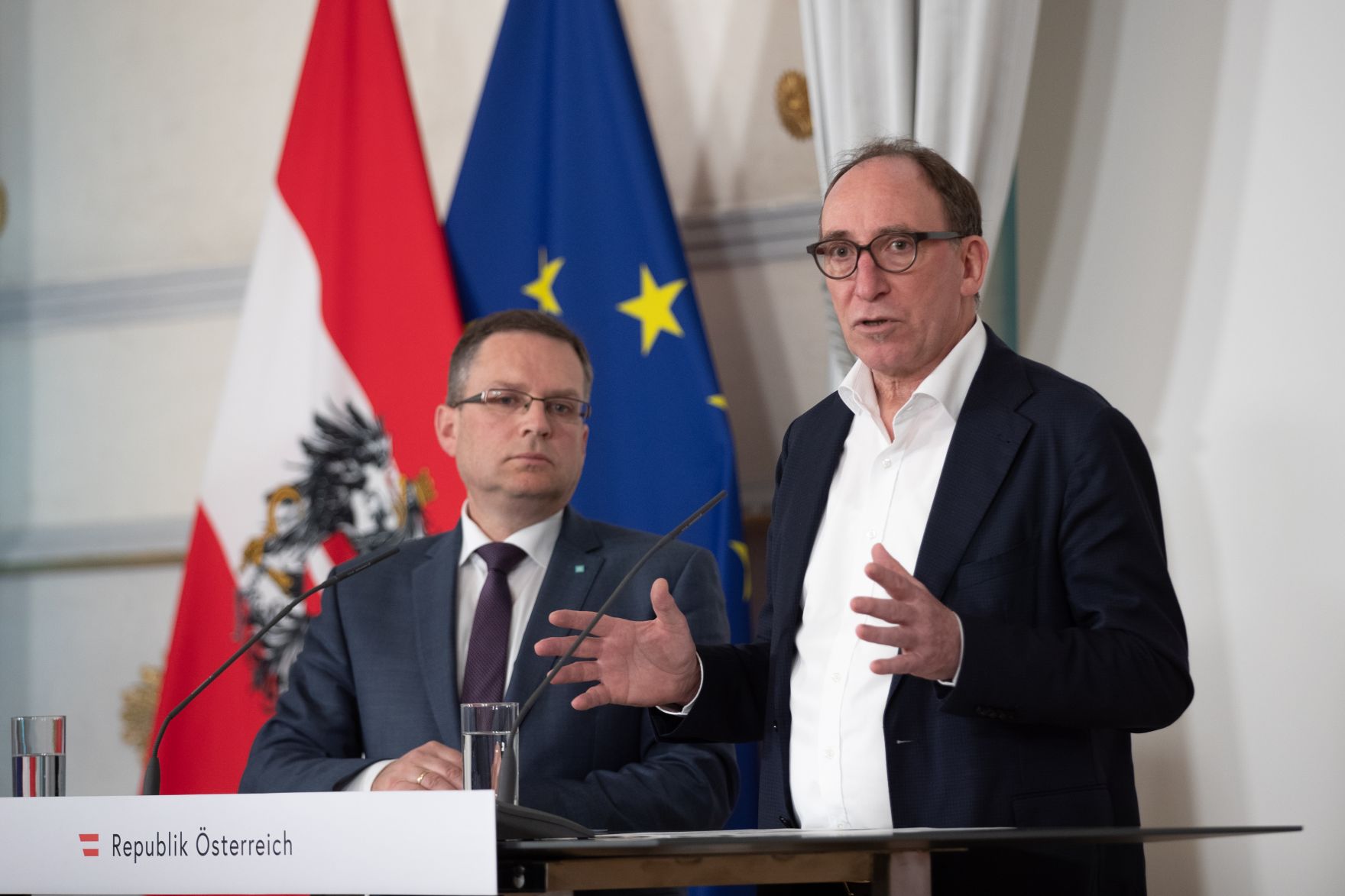 Am 22. M&auml;rz 2023 nahmen Bundesminister Johannes Rauch (r.) und Klubobmann August W&ouml;ginger (l.) am Pressefoyer nach dem Ministerrat teil.