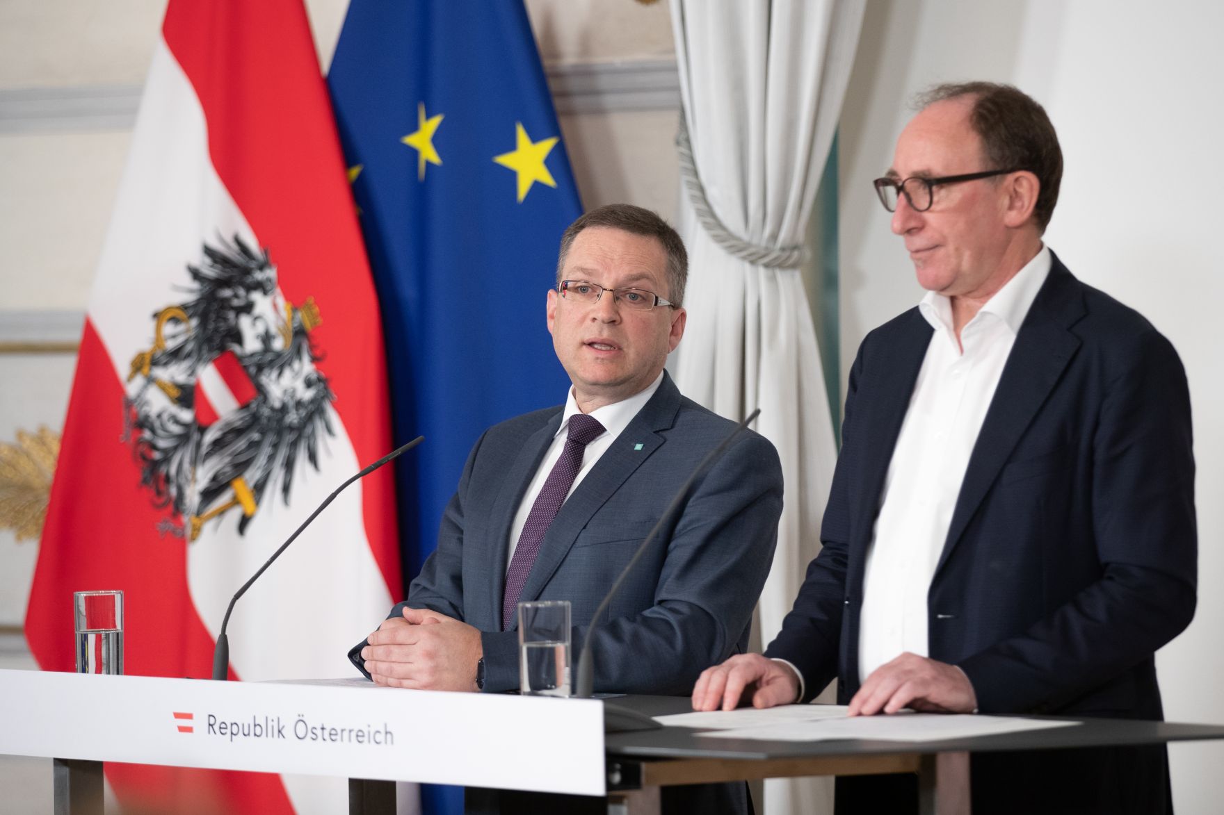 Am 22. M&auml;rz 2023 nahmen Bundesminister Johannes Rauch (r.) und Klubobmann August W&ouml;ginger (l.) am Pressefoyer nach dem Ministerrat teil.