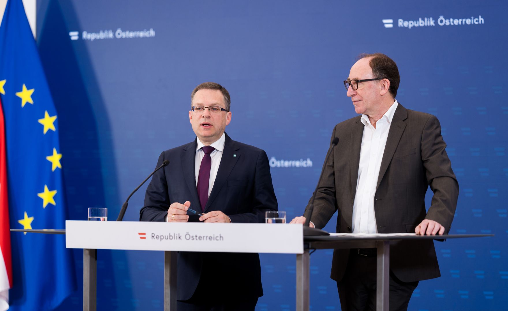 Am 29. M&auml;rz 2023 nahmen Bundesminister Johannes Rauch (r.) und Klubobmann August W&ouml;ginger (l.) am Pressefoyer nach dem Ministerrat teil.