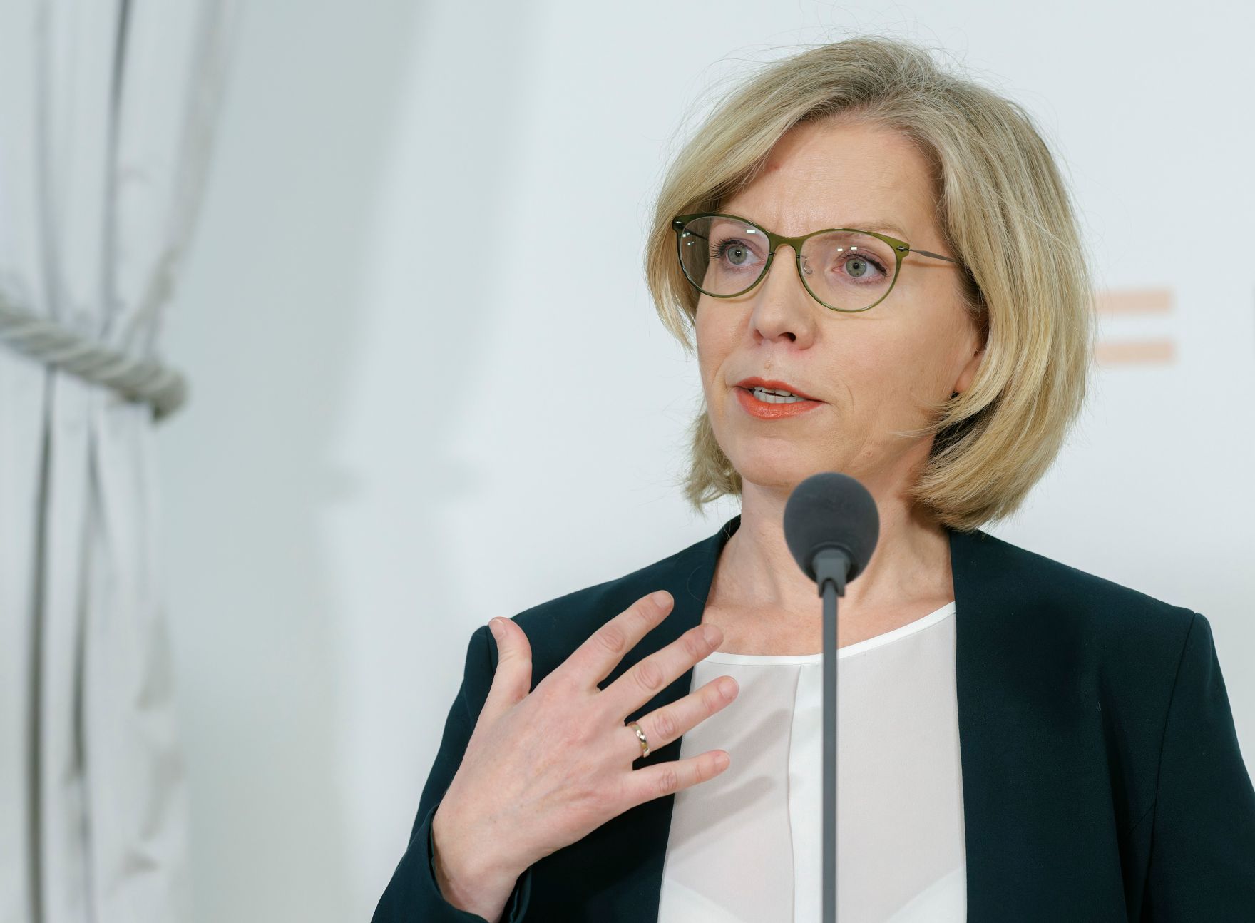 Am 12. April 2023 nahmen Bundesministerin Leonore Gewessler (im Bild) und Bundesministerin Klaudia Tanner am Doorstep vor dem Ministerrat teil.