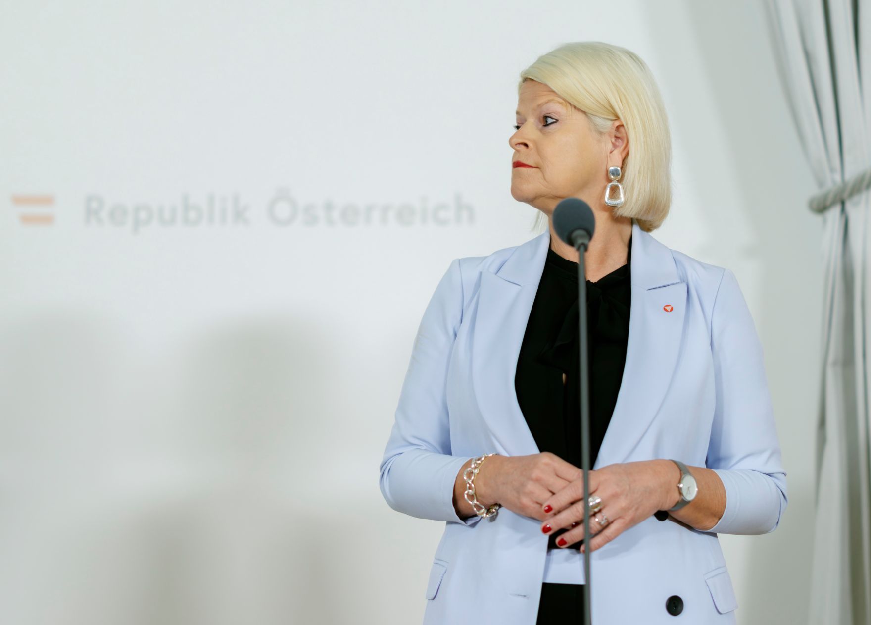 Am 12. April 2023 nahmen Bundesministerin Leonore Gewessler und Bundesministerin Klaudia Tanner (im Bild) am Doorstep vor dem Ministerrat teil.