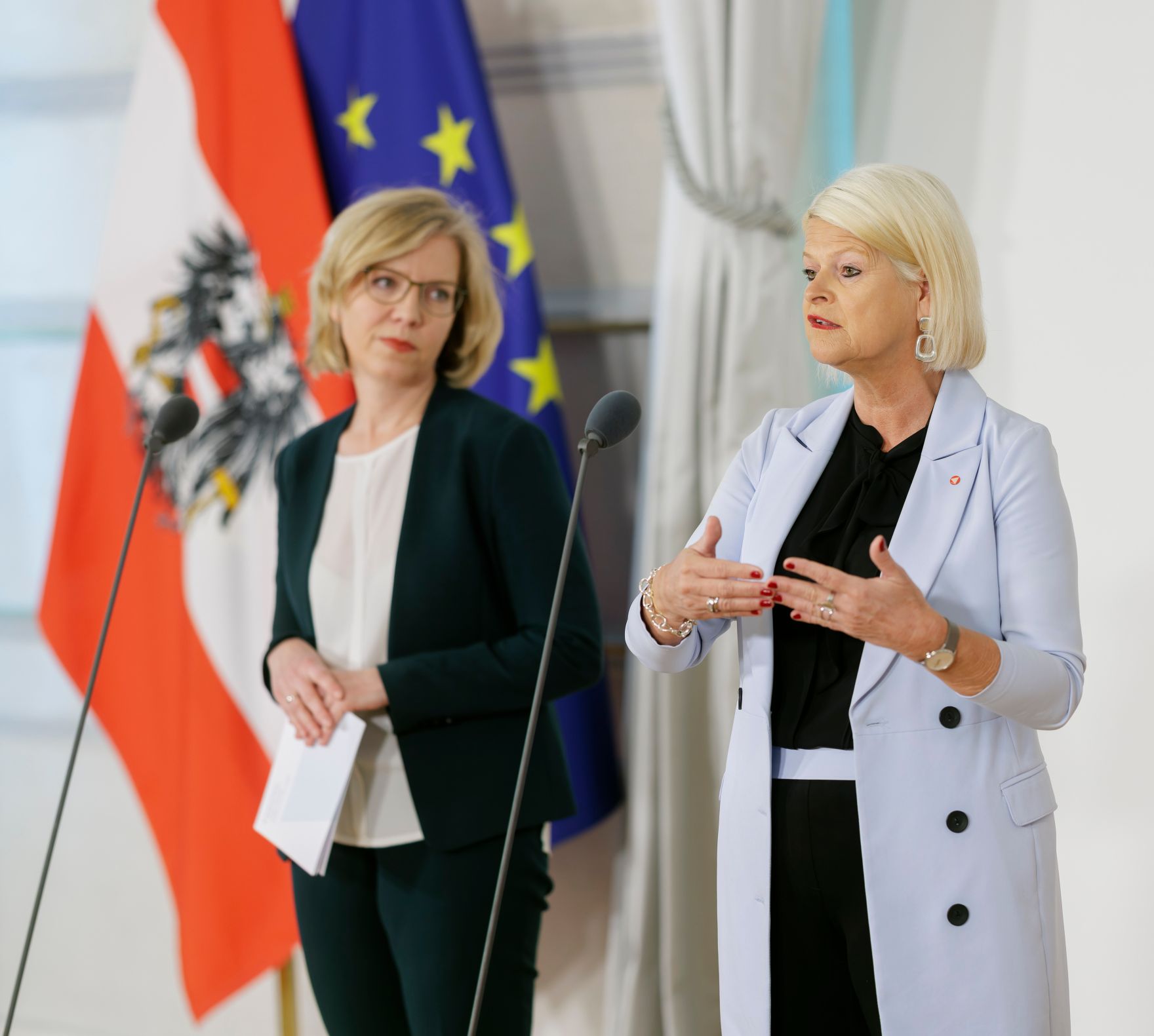 Am 12. April 2023 nahmen Bundesministerin Leonore Gewessler (l.) und Bundesministerin Klaudia Tanner (r.) am Doorstep vor dem Ministerrat teil.