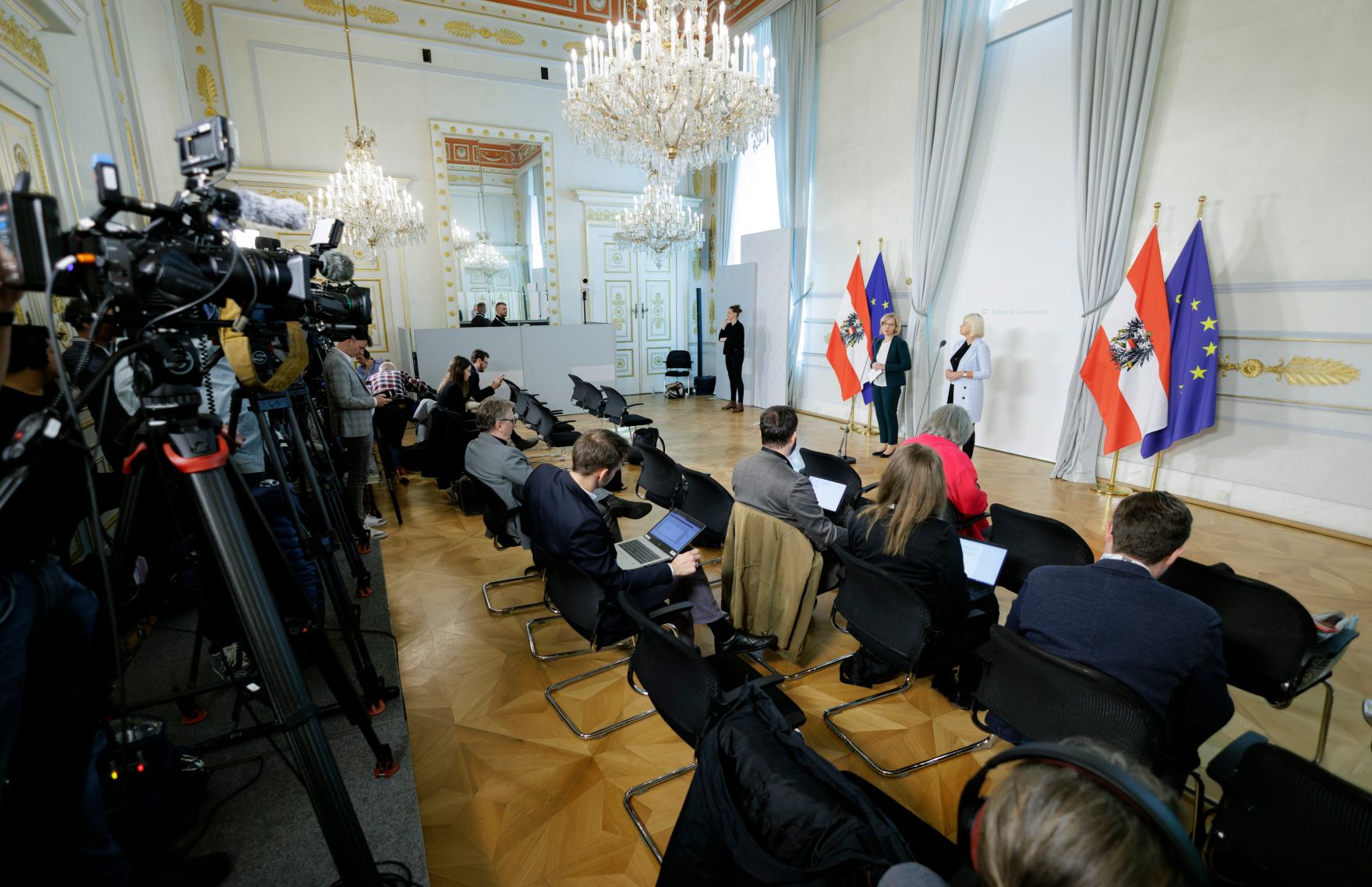 Am 12. April 2023 nahmen Bundesministerin Leonore Gewessler und Bundesministerin Klaudia Tanner am Doorstep vor dem Ministerrat teil.