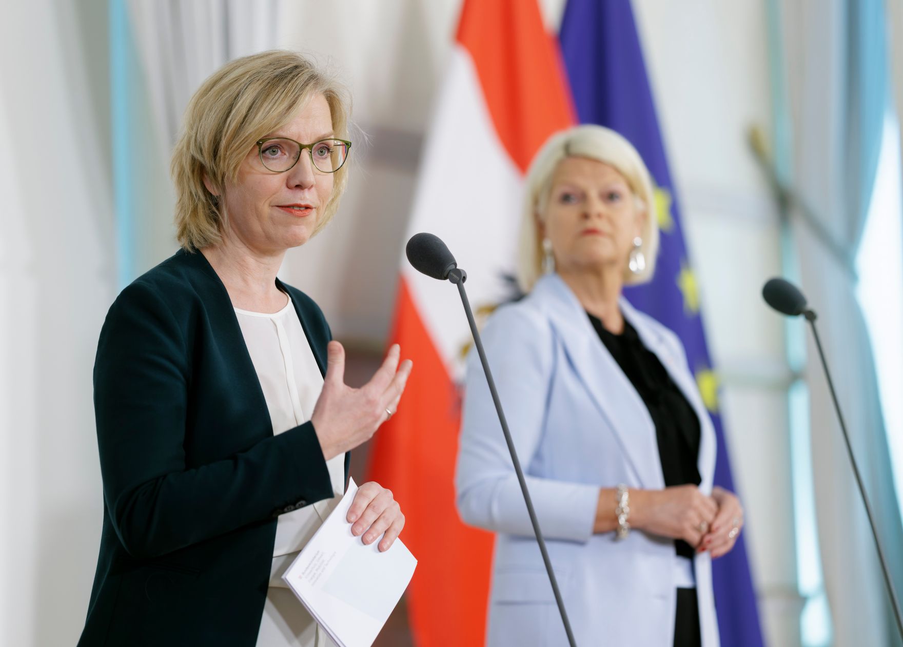 Am 12. April 2023 nahmen Bundesministerin Leonore Gewessler (l.) und Bundesministerin Klaudia Tanner (r.) am Doorstep vor dem Ministerrat teil.
