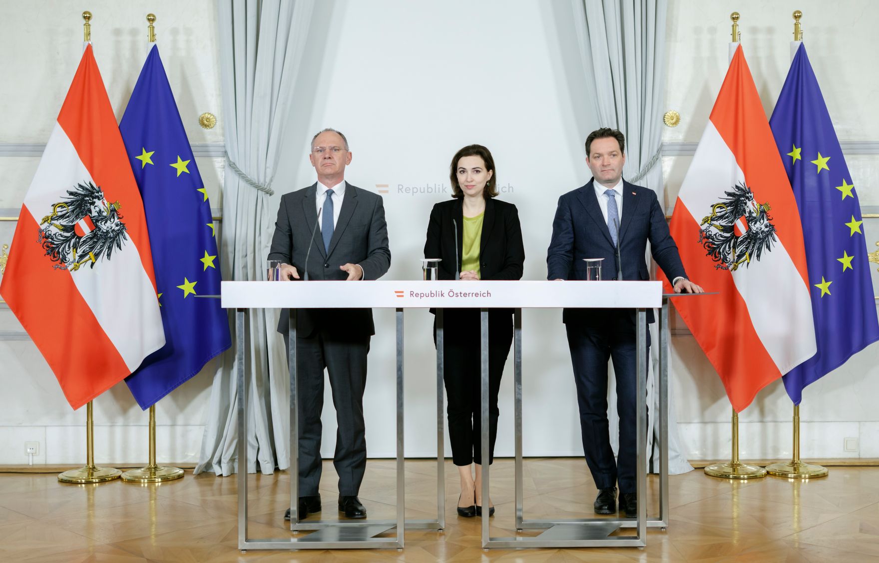 Am 12. April 2023 nahmen Bundesministerin Alma Zadic (m.), Bundesminister Gerhard Karner (l.) und Bundesminister Norbert Totschnig (r.) am Pressefoyer nach dem Ministerrat teil.
