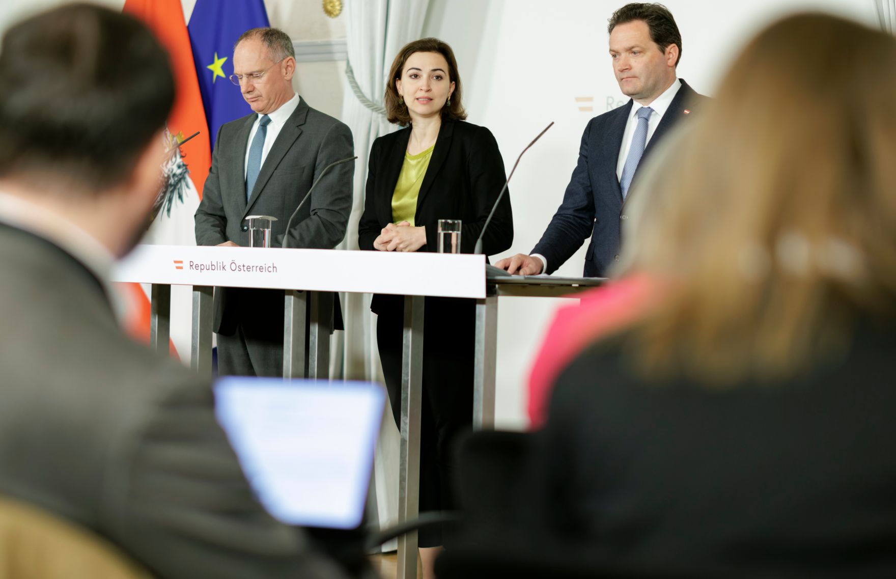 Am 12. April 2023 nahmen Bundesministerin Alma Zadic (m.), Bundesminister Gerhard Karner (l.) und Bundesminister Norbert Totschnig (r.) am Pressefoyer nach dem Ministerrat teil.