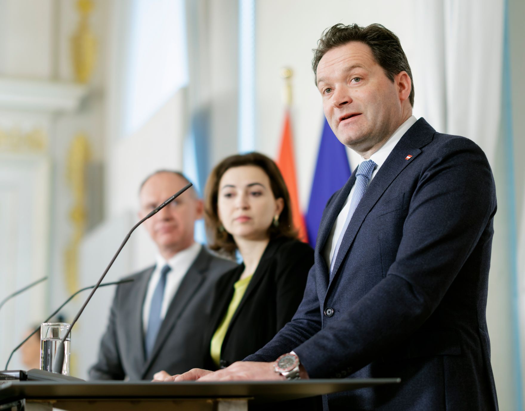 Am 12. April 2023 nahmen Bundesministerin Alma Zadic (m.), Bundesminister Gerhard Karner (l.) und Bundesminister Norbert Totschnig (r.) am Pressefoyer nach dem Ministerrat teil.