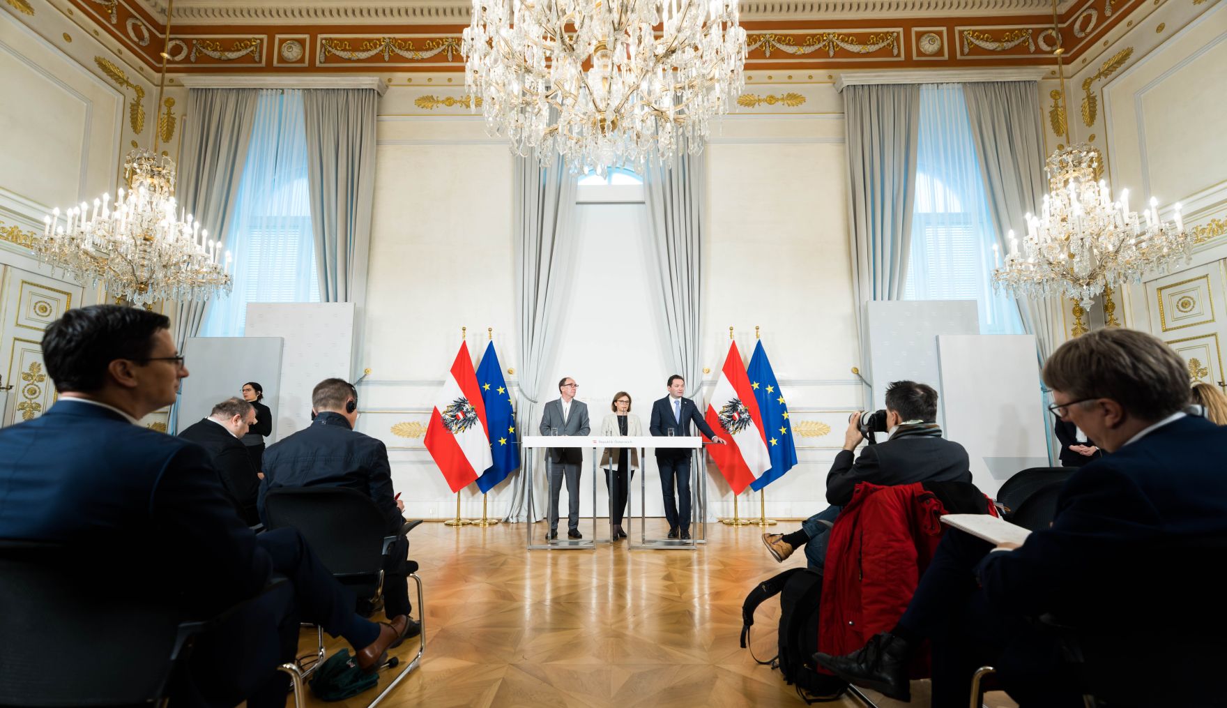 Am 19. April 2023 nahmen Bundesminister Norbert Totschnig (r.), Bundesminister Johannes Rauch (l.) und Staatssekret&auml;rin Susanne Kraus-Winkler (m.) am Pressefoyer nach dem Ministerrat teil.