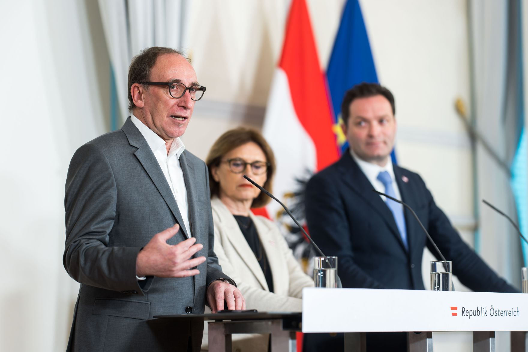 Am 19. April 2023 nahmen Bundesminister Norbert Totschnig (r.), Bundesminister Johannes Rauch (l.) und Staatssekret&auml;rin Susanne Kraus-Winkler (m.) am Pressefoyer nach dem Ministerrat teil.