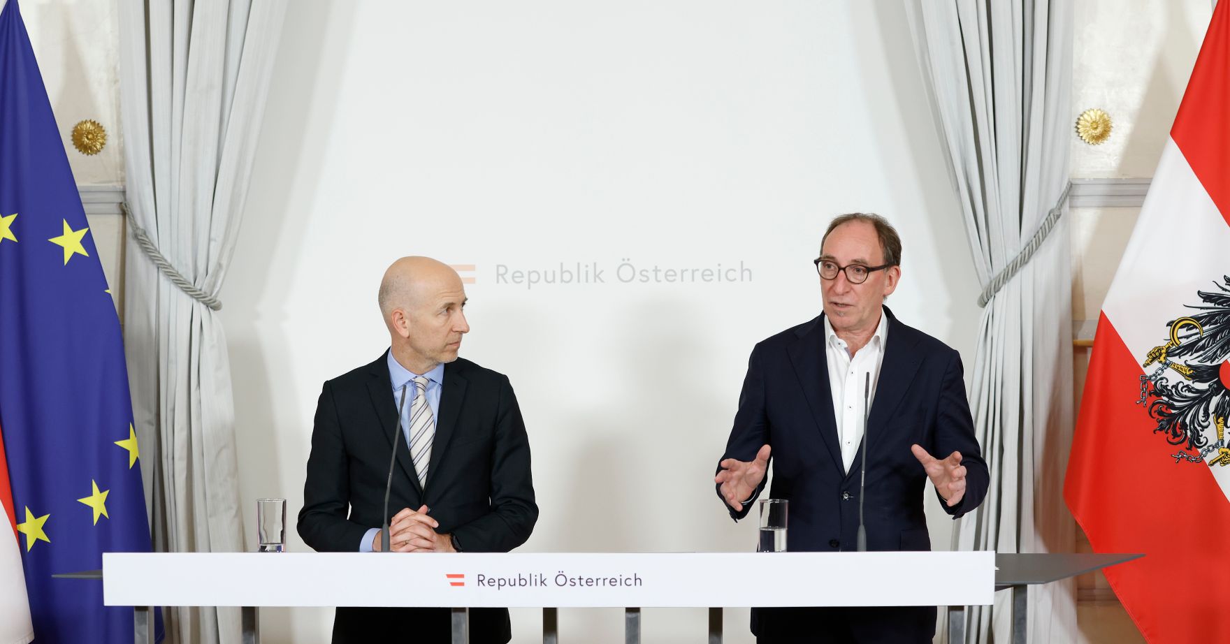 Am 26. April 2023 nahmen Bundesminister Johannes Rauch (r.) und Bundesminister Martin Kocher (l.) am Pressefoyer nach dem Ministerrat teil.