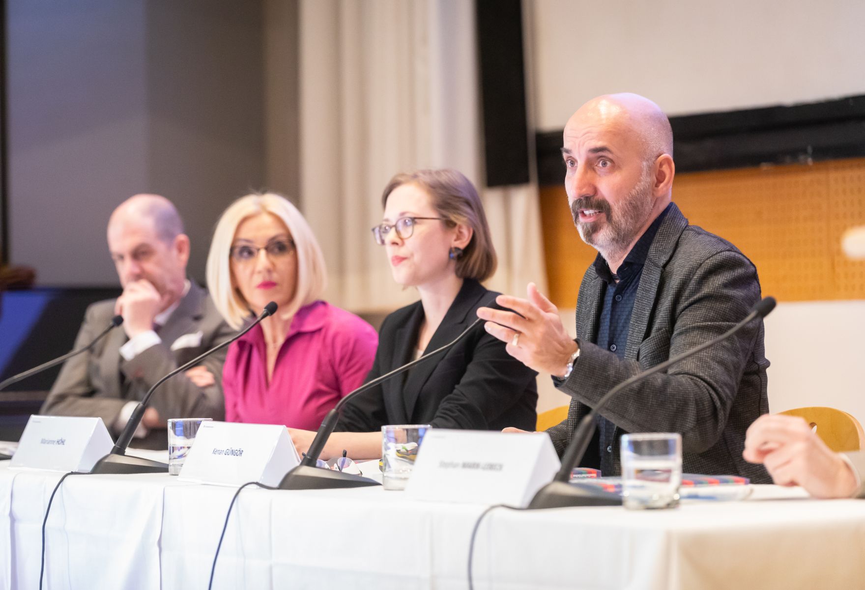 Am 27. April 2023 lud das Bundeskanzleramt anl&auml;sslich der Pr&auml;sentation des Berichts &bdquo;Gesellschaftlicher Zusammenhalt und Segregation &ndash; Eine Bestandsaufnahme zu Integration und Desintegration in &Ouml;sterreich&ldquo; zu einem Fachgespr&auml;ch mit Experten. Im Bild Kenan G&uuml;ng&ouml;r (r.), Emina Saric (2.v.l.), Marianne H&ouml;hl (2.v.r.) und Peter Hajek (l.).