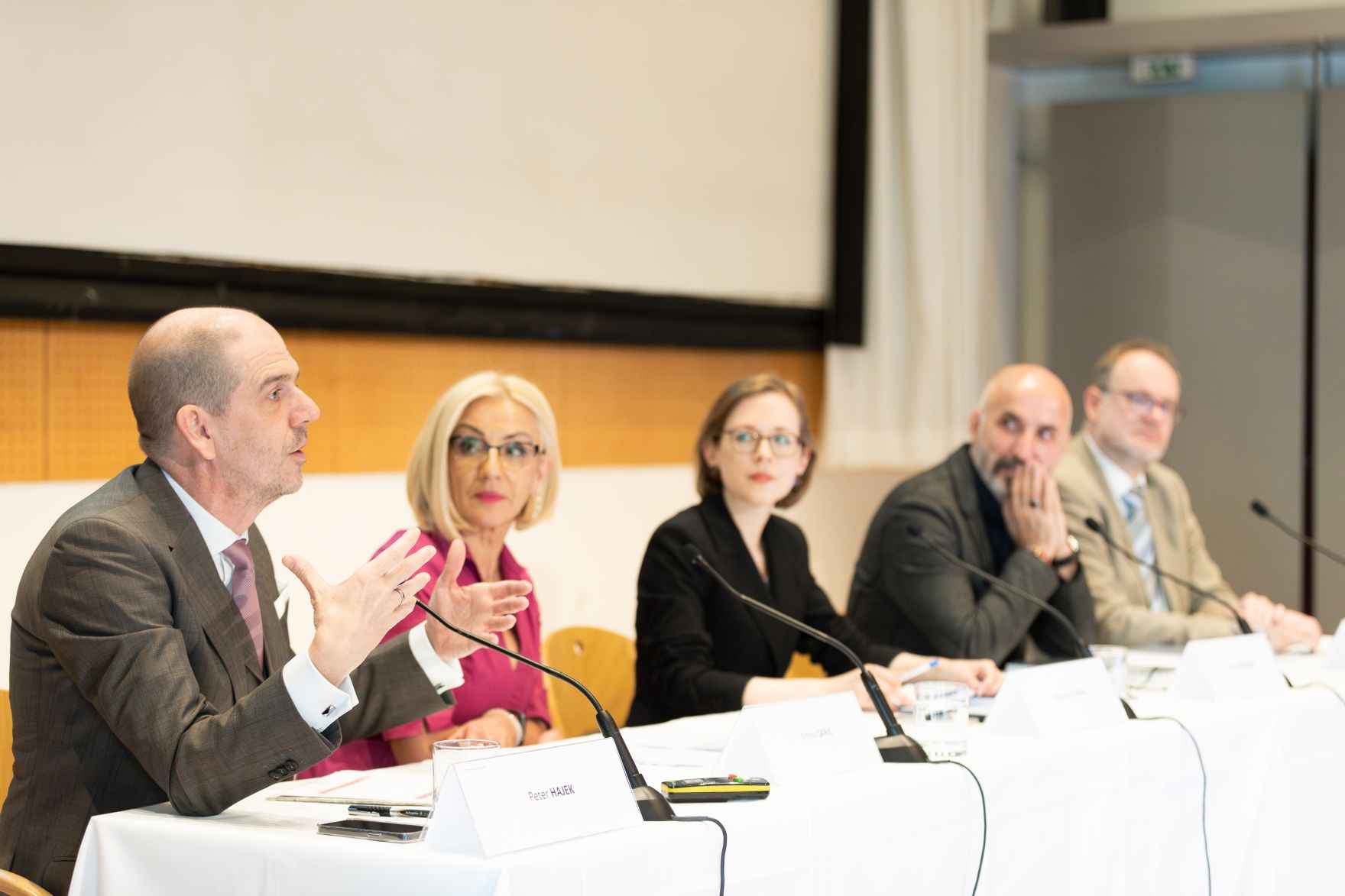 Am 27. April 2023 lud das Bundeskanzleramt anl&auml;sslich der Pr&auml;sentation des Berichts &bdquo;Gesellschaftlicher Zusammenhalt und Segregation &ndash; Eine Bestandsaufnahme zu Integration und Desintegration in &Ouml;sterreich&ldquo; zu einem Fachgespr&auml;ch mit Experten. Im Bild Kenan G&uuml;ng&ouml;r (2.v.r.), Emina Saric (2.v.l.), Marianne H&ouml;hl (m.) und Peter Hajek (l.) und Stephan Marik-Lebeck (r.).