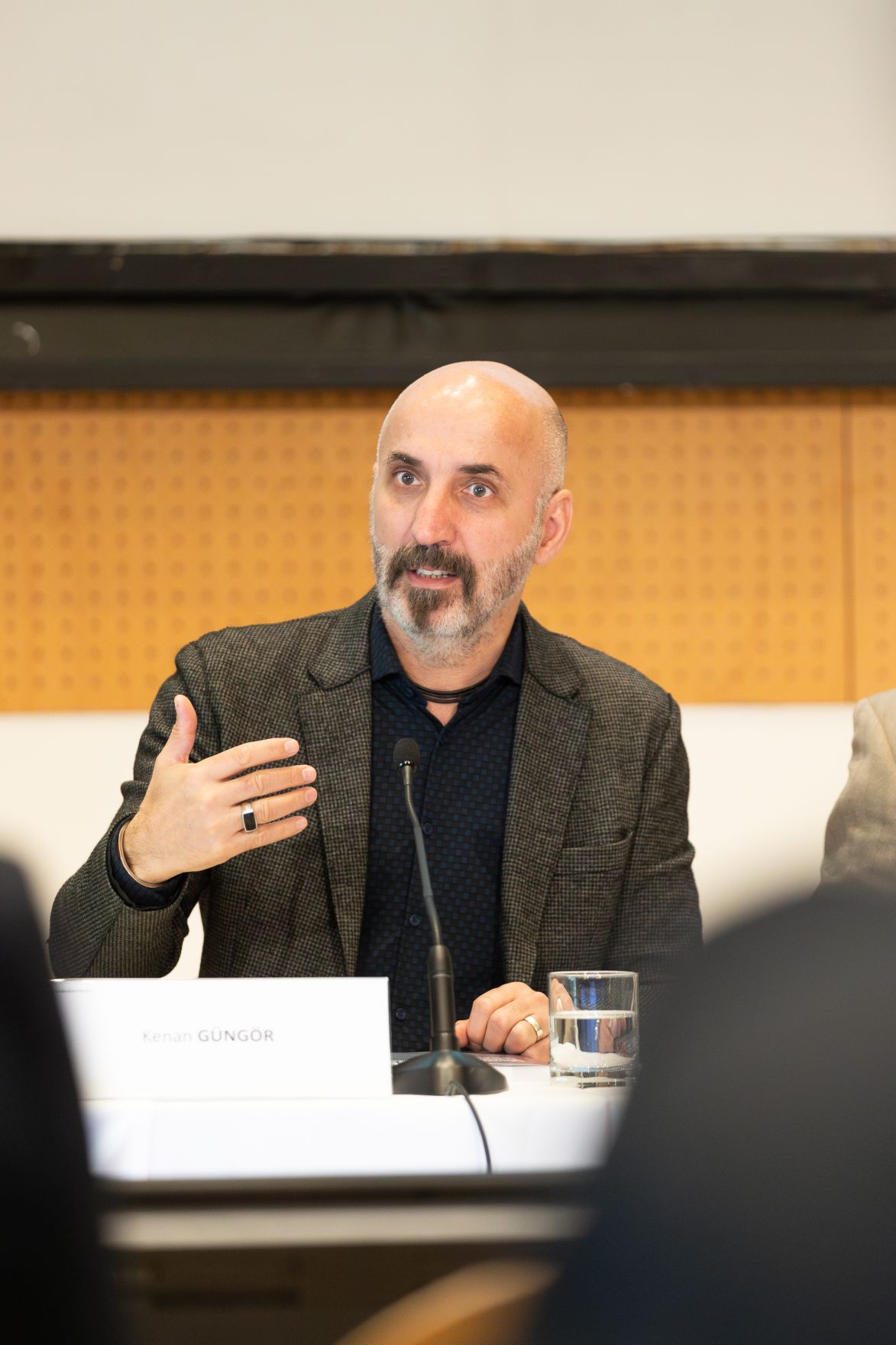 Am 27. April 2023 lud das Bundeskanzleramt anl&auml;sslich der Pr&auml;sentation des Berichts &bdquo;Gesellschaftlicher Zusammenhalt und Segregation &ndash; Eine Bestandsaufnahme zu Integration und Desintegration in &Ouml;sterreich&ldquo; zu einem Fachgespr&auml;ch mit Experten. Im Bild Kenan G&uuml;ng&ouml;r.