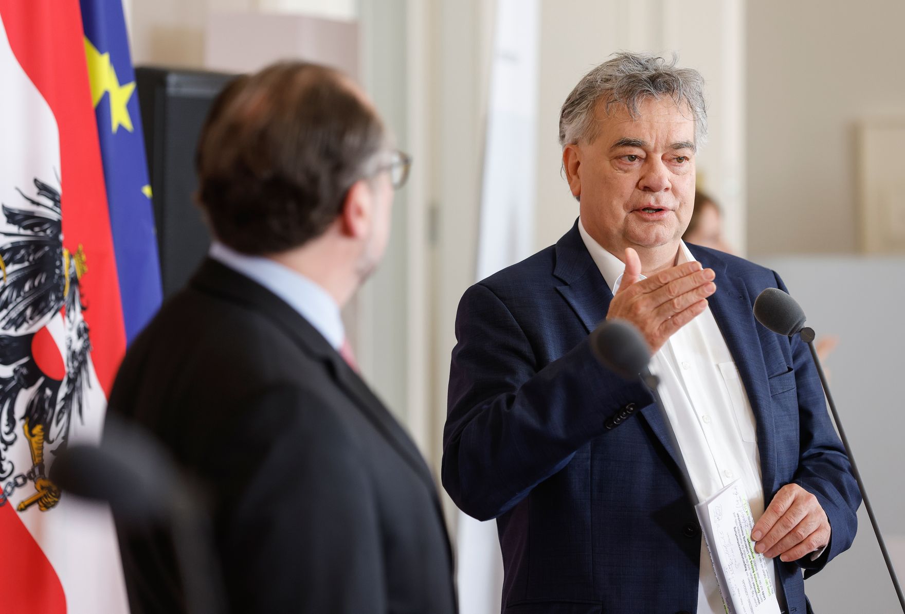 Am 3. Mai 2023 nahmen Vizekanzler Werner Kogler (r.) und Bundesminister Alexander Schallenberg (l.) am Doorstep vor dem Ministerrat teil.