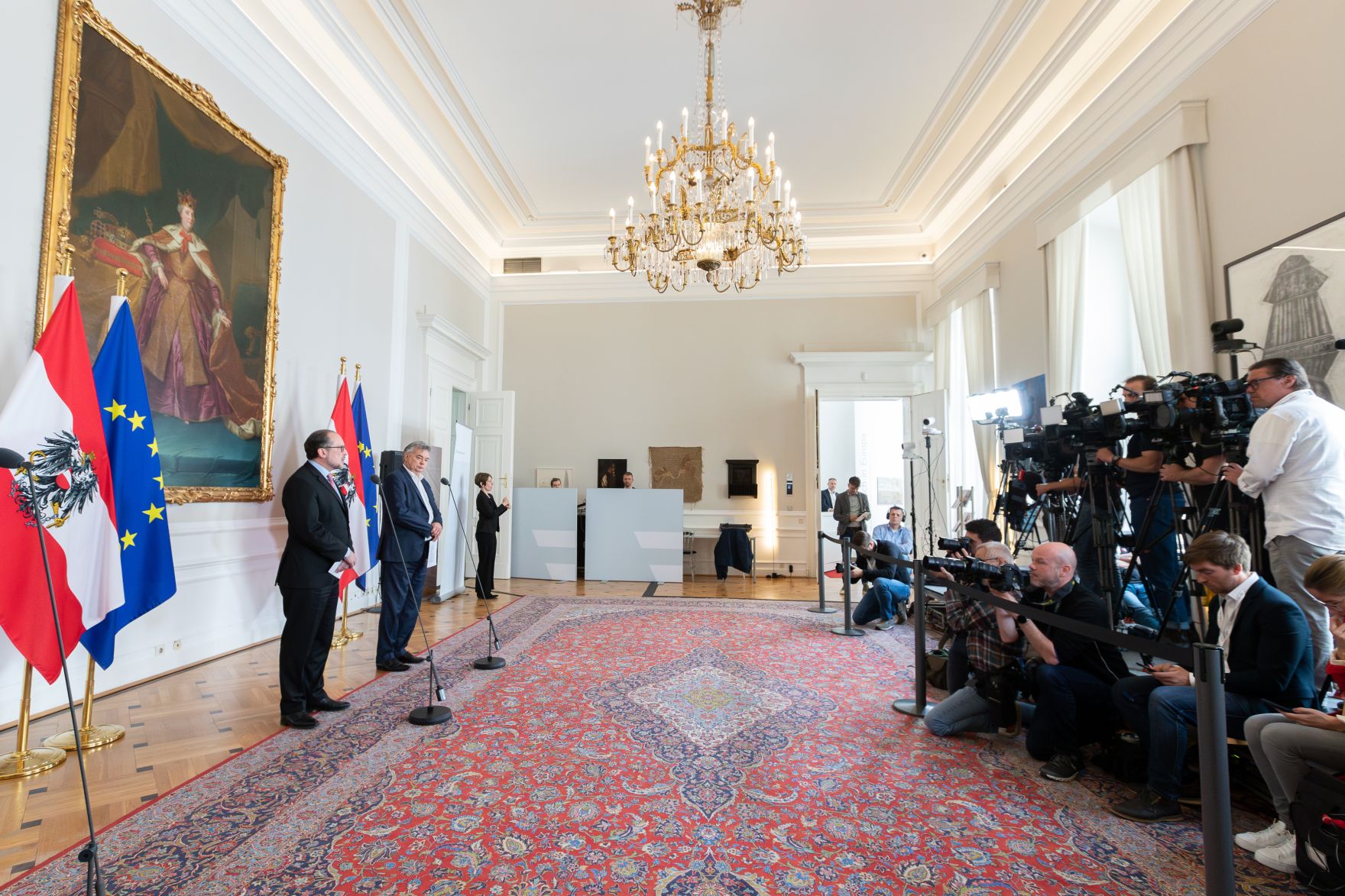 Am 3. Mai 2023 nahmen Vizekanzler Werner Kogler (2.v.l.) und Bundesminister Alexander Schallenberg (l.) am Doorstep vor dem Ministerrat teil.