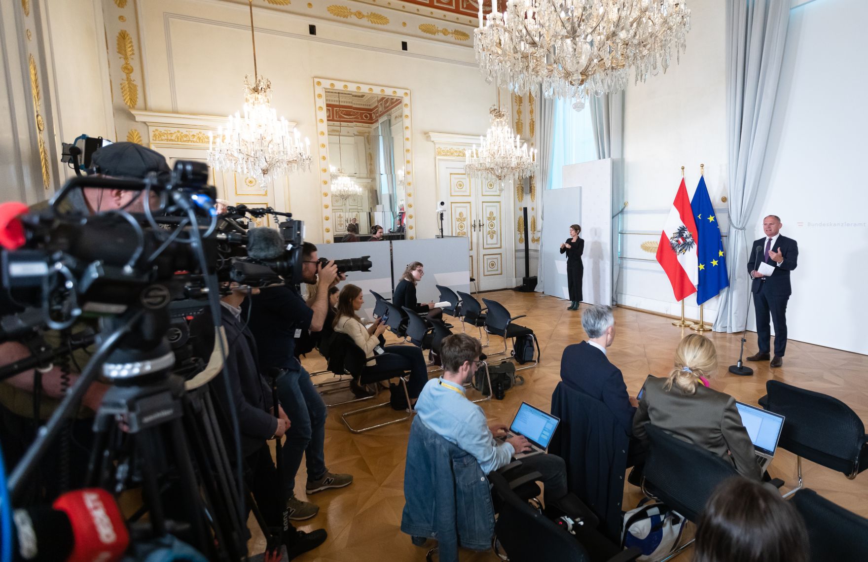 Am 10. Mai 2023 nahm Bundesminister Gerhard Karner (r.) am Doorstep vor dem Ministerrat teil.