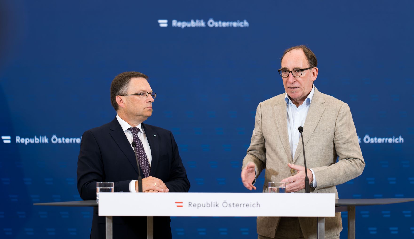 Am 24. Mai 2023 nahmen Bundesminister Johannes Rauch (r.) und Klubobmann August W&ouml;ginger (l.) am Pressefoyer nach dem Ministerrat teil.
