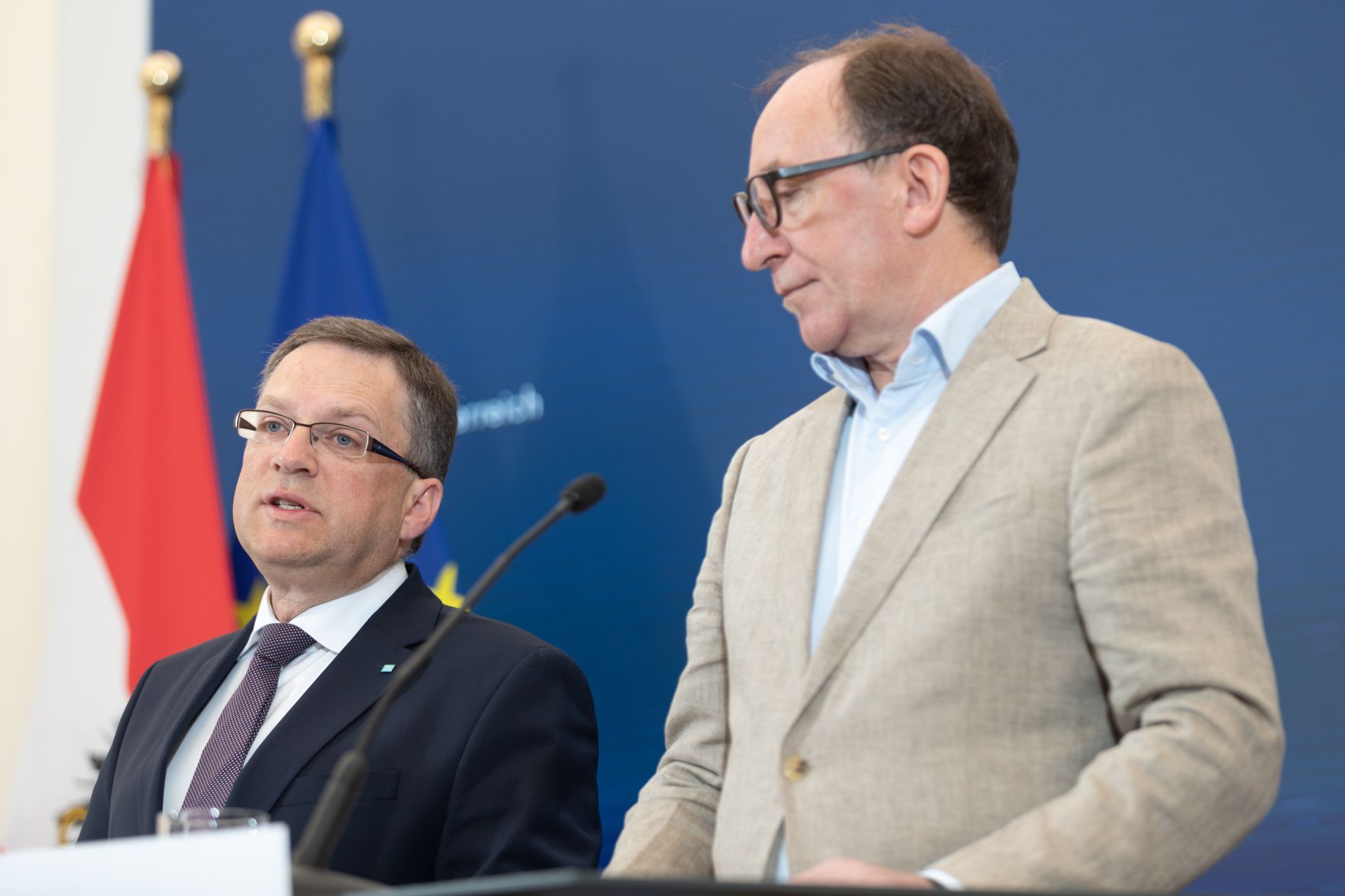 Am 24. Mai 2023 nahmen Bundesminister Johannes Rauch (r.) und Klubobmann August W&ouml;ginger (l.) am Pressefoyer nach dem Ministerrat teil.
