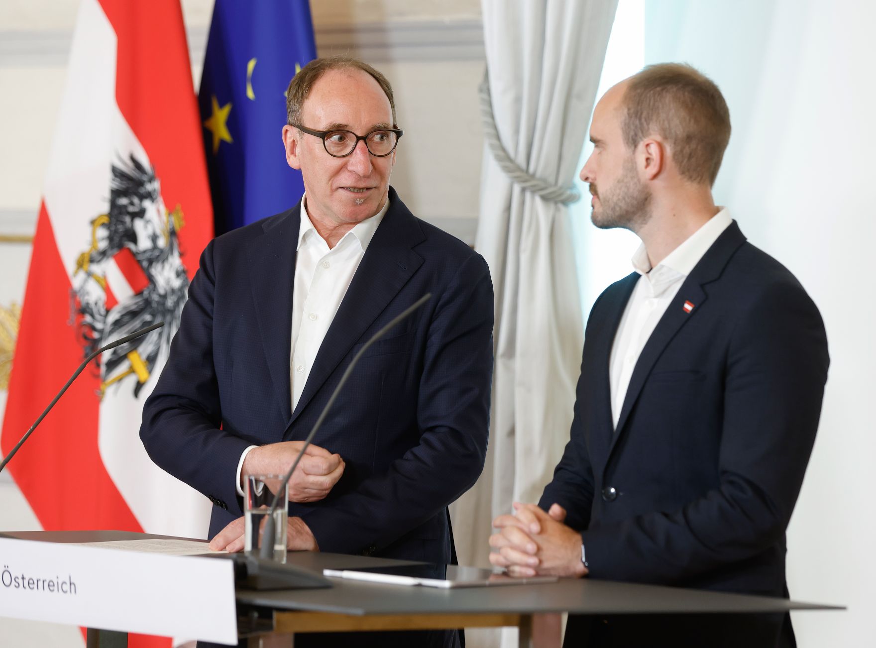 Am 1. Juni 2023 nahmen Bundesminister Johannes Rauch (l.) und Staatssekret&auml;r Florian Tursky (r.) am Pressefoyer nach dem Ministerrat teil.