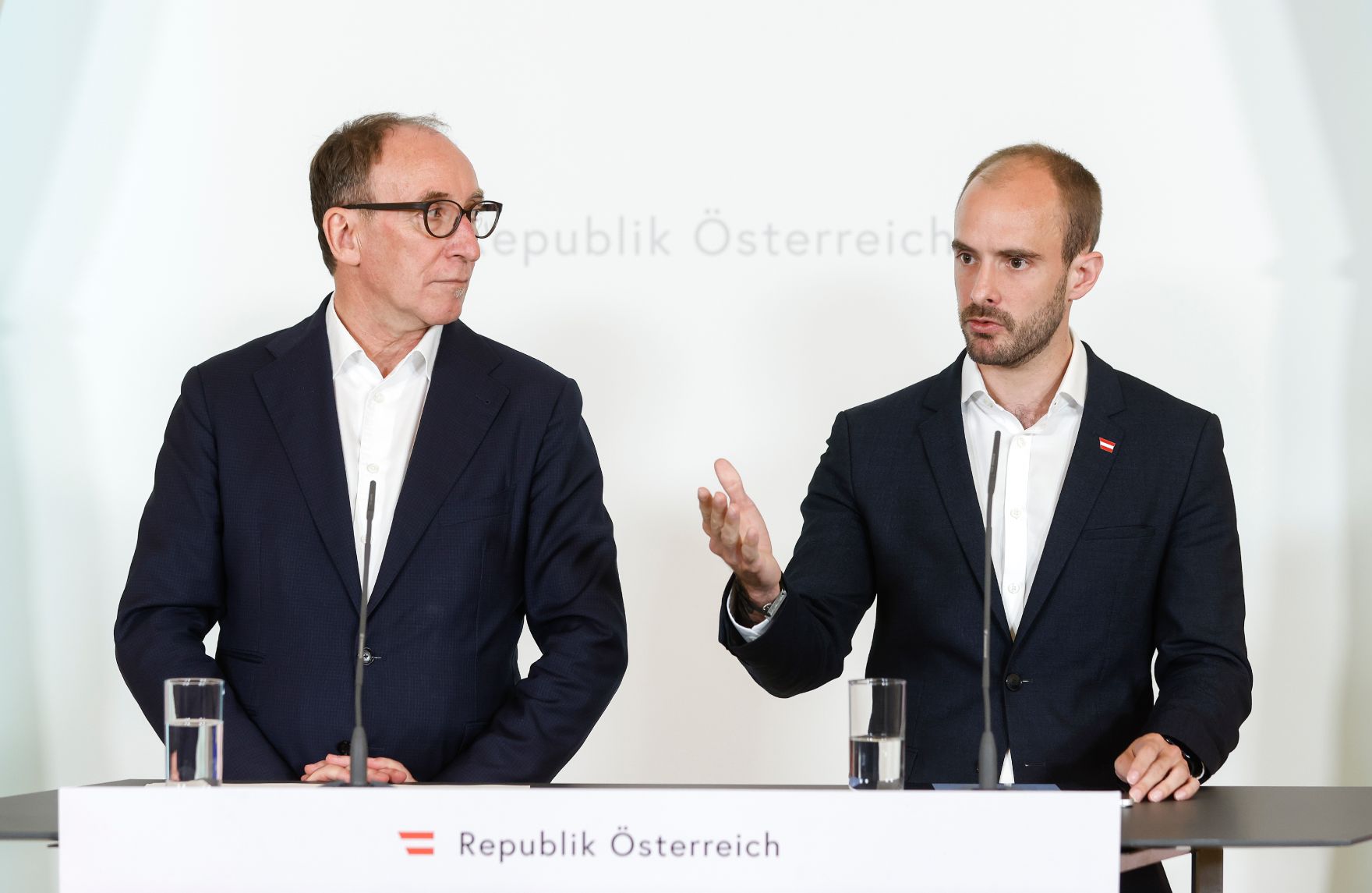 Am 1. Juni 2023 nahmen Bundesminister Johannes Rauch (l.) und Staatssekret&auml;r Florian Tursky (r.) am Pressefoyer nach dem Ministerrat teil.