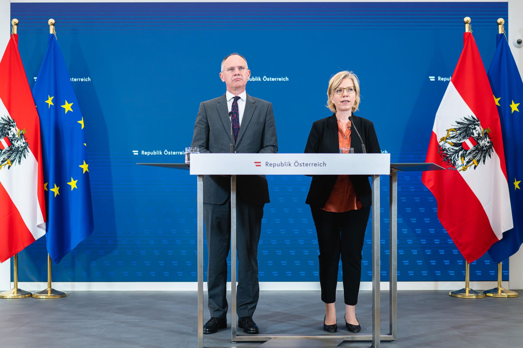 Am 14. Juni 2023 nahmen Bundesministerin Leonore Gewessler (r.) und Bundesminister Gerhard Karner (l.) am Pressefoyer nach dem Ministerrat teil.