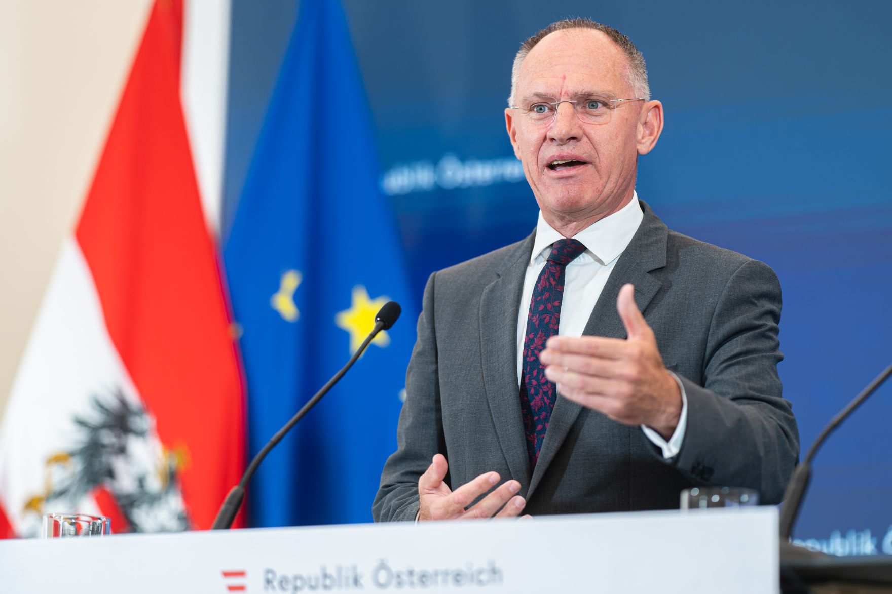 Am 14. Juni 2023 nahmen Bundesministerin Leonore Gewessler und Bundesminister Gerhard Karner (im Bild) am Pressefoyer nach dem Ministerrat teil.
