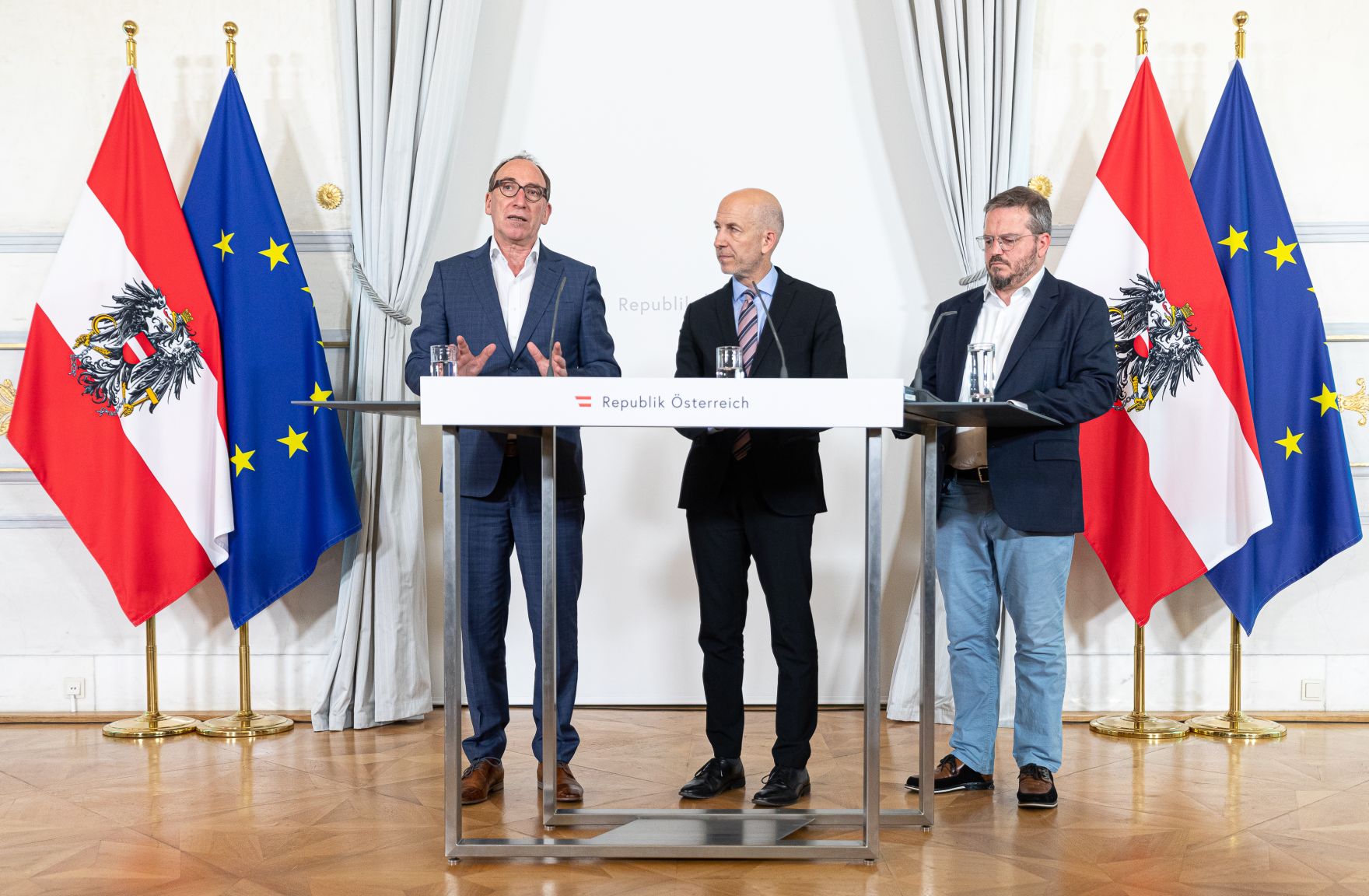 Am 21. Juni 2023 nahmen Bundesminister Johannes Rauch (l.), Bundesminister Martin Kocher (m.) und der Generalsekret&auml;r der Lebenshilfe &Ouml;sterreich Markus Neuherz (r.) am Pressefoyer nach dem Ministerrat teil.