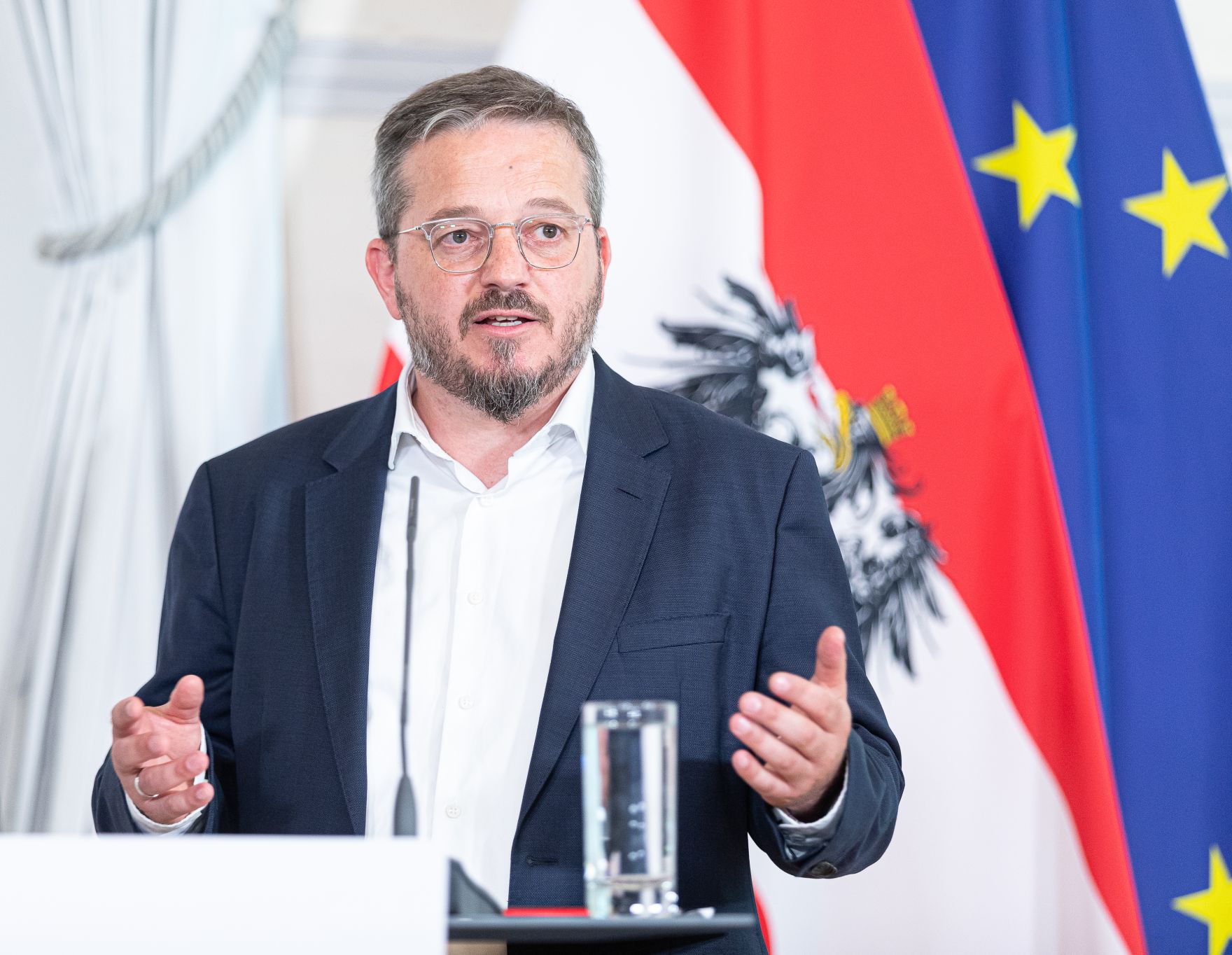 Am 21. Juni 2023 nahmen Bundesminister Johannes Rauch, Bundesminister Martin Kocher und der Generalsekret&auml;r der Lebenshilfe &Ouml;sterreich Markus Neuherz (im Bild) am Pressefoyer nach dem Ministerrat teil.