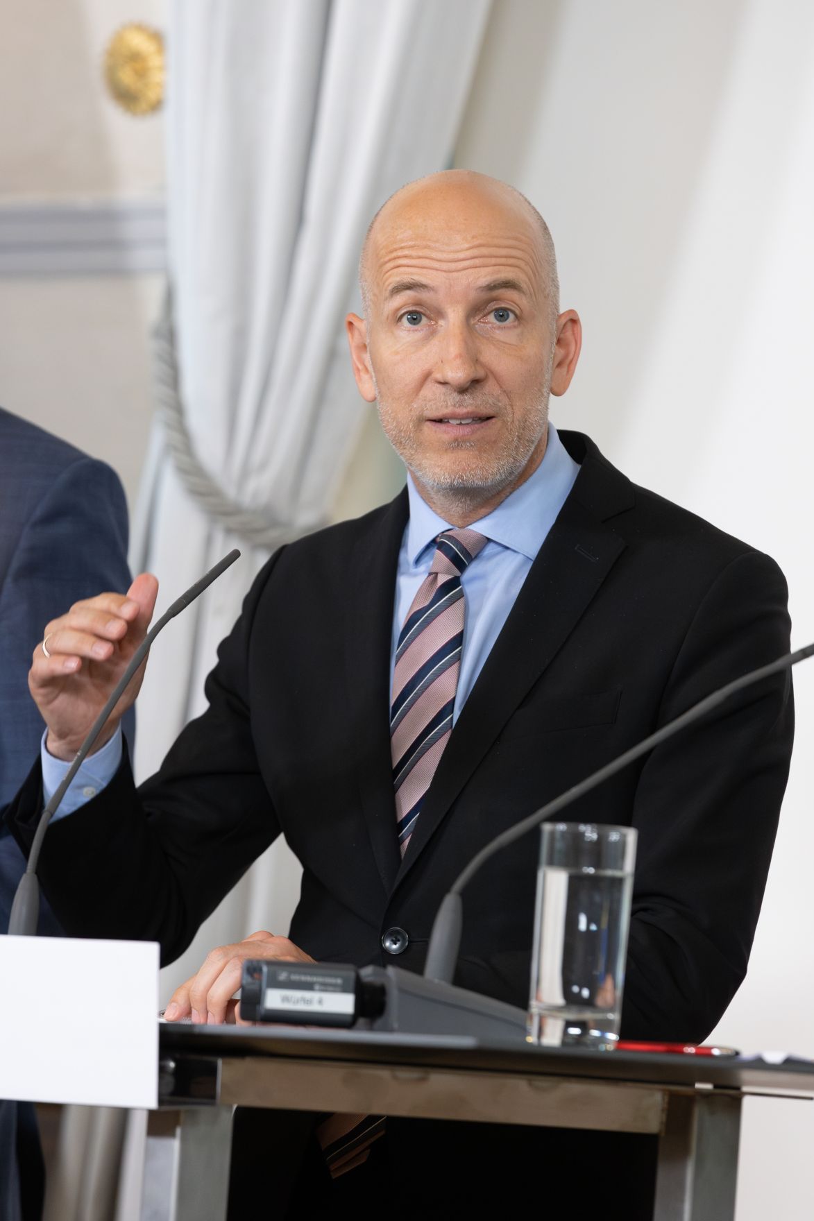 Am 21. Juni 2023 nahmen Bundesminister Johannes Rauch, Bundesminister Martin Kocher (im Bild) und der Generalsekret&auml;r der Lebenshilfe &Ouml;sterreich Markus Neuherz am Pressefoyer nach dem Ministerrat teil.