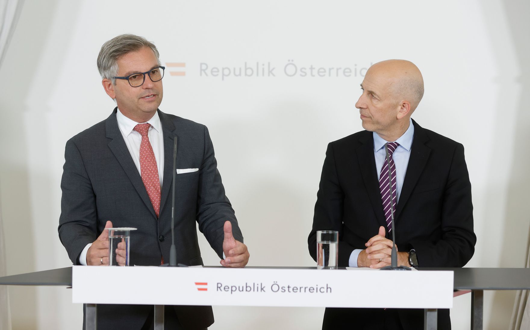 Am 28. Juni 2023 nahmen Bundesminister Martin Kocher (r.) und Bundesminister Magnus Brunner (l.) am Pressefoyer nach dem Ministerrat teil.