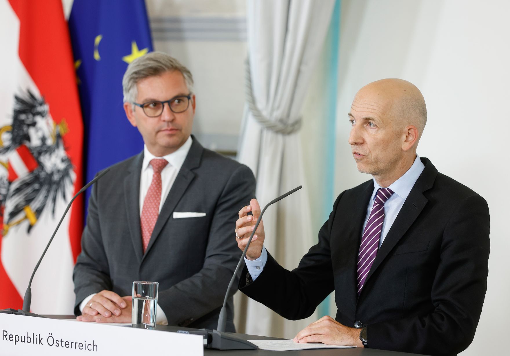 Am 28. Juni 2023 nahmen Bundesminister Martin Kocher (r.) und Bundesminister Magnus Brunner (l.) am Pressefoyer nach dem Ministerrat teil.