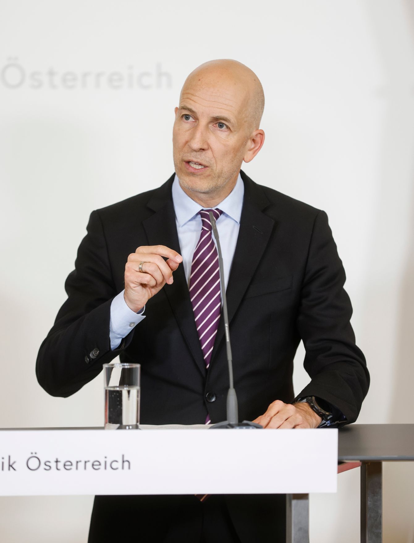 Am 28. Juni 2023 nahmen Bundesminister Martin Kocher (im Bild) und Bundesminister Magnus Brunner am Pressefoyer nach dem Ministerrat teil.